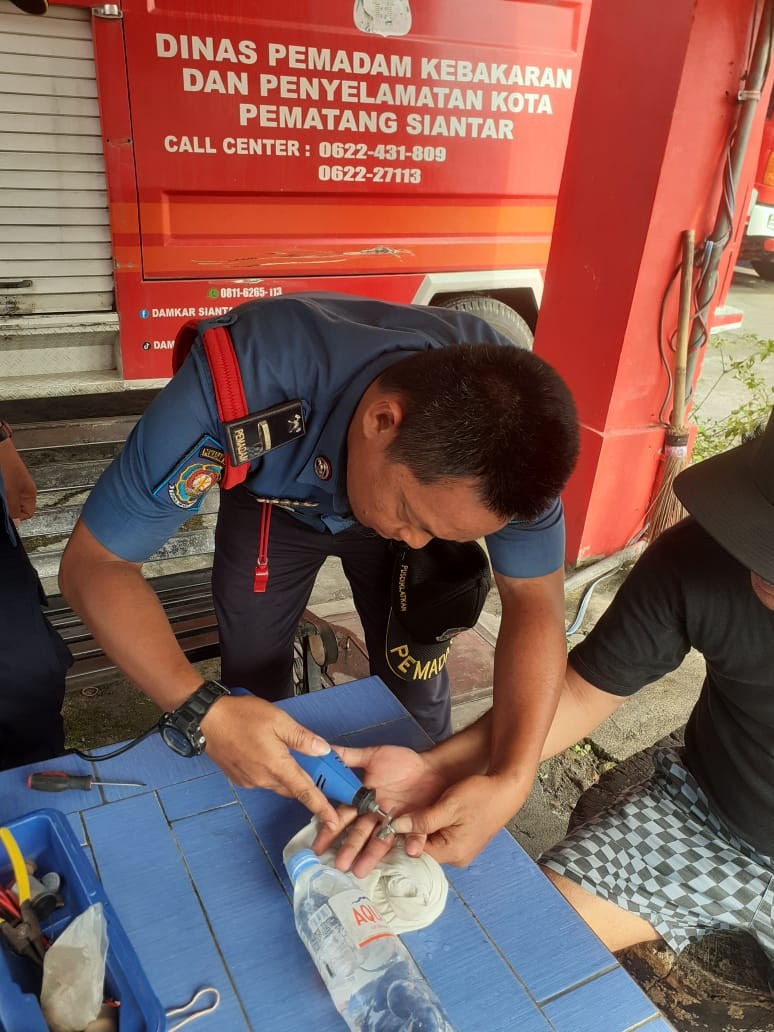 pelepasan cincin dari jari seorang warga yang beralamat tempat tinggal di Jl. Pangaribuan Atas Gg.