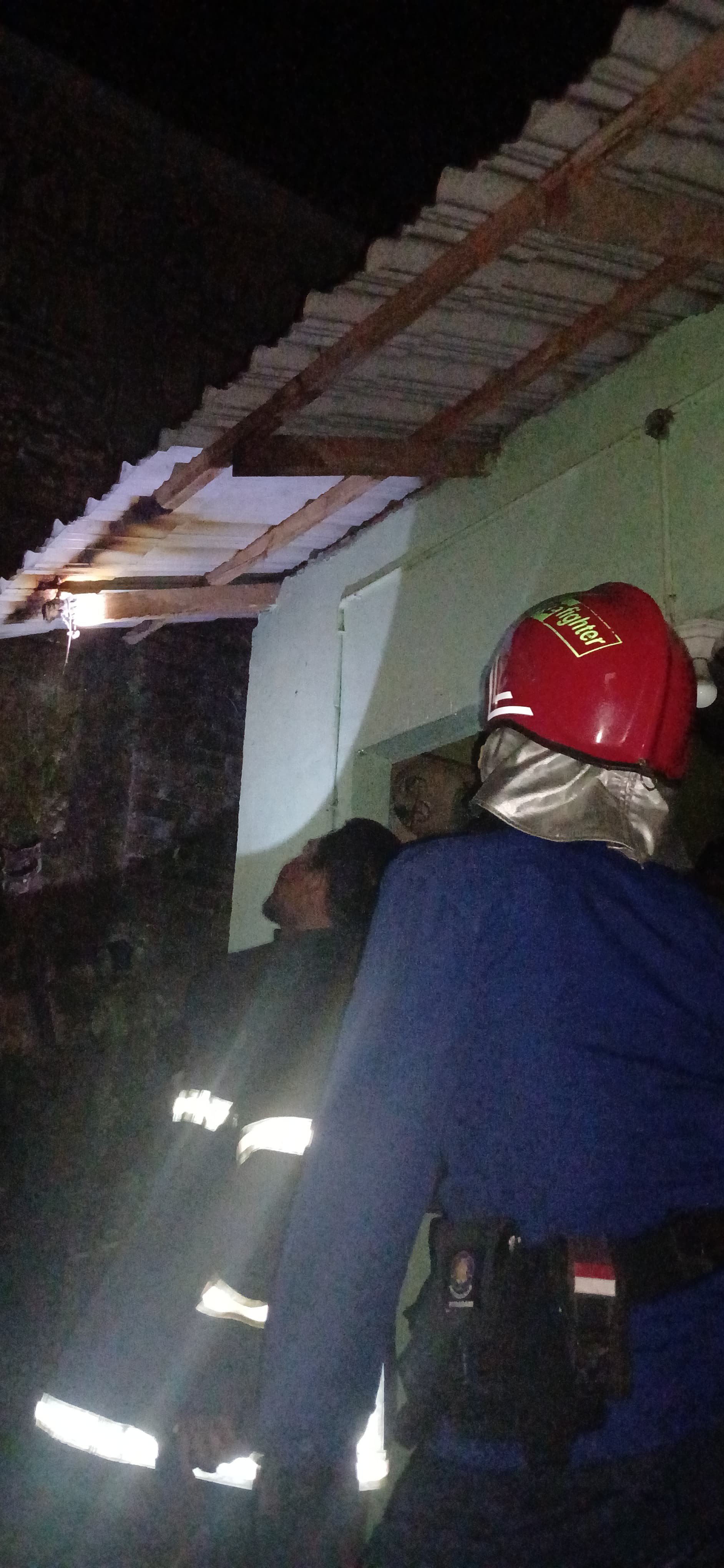 menerima informasi kebakaran kayu broti rumah warga yang beralamat di Jl. Musyawarah