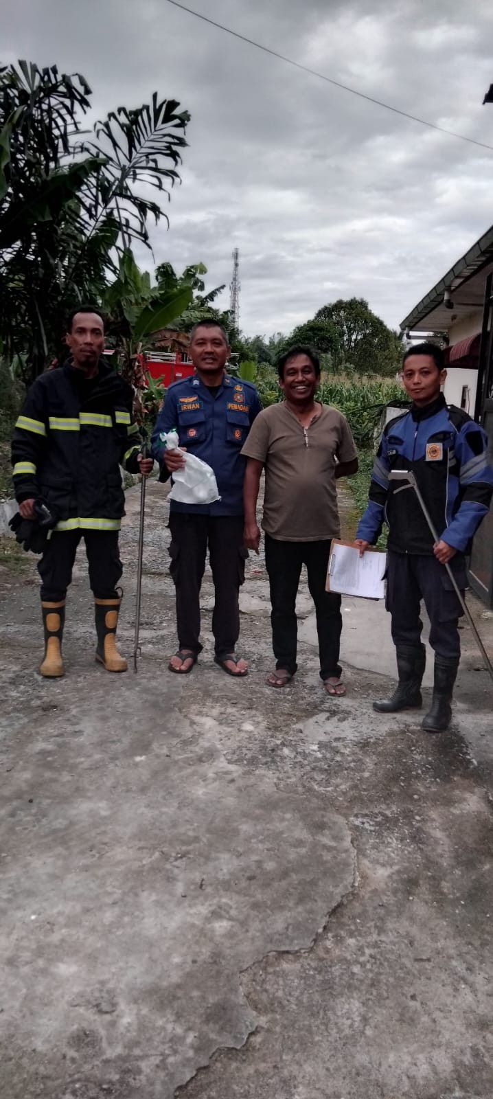 Evakuasi Seekor Ular di rumah warga yang beralamat di Jl. Matio