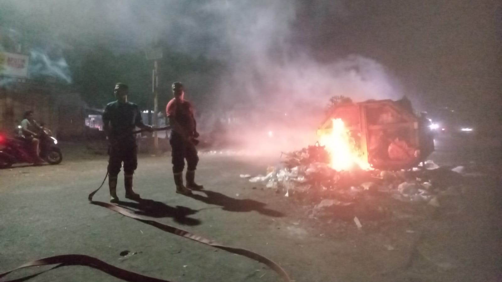 Personil Dinas Pemadam Kebakaran dan Penyelamatan melaksanakan Pemadam Kebakaran Sampah yang terbaka