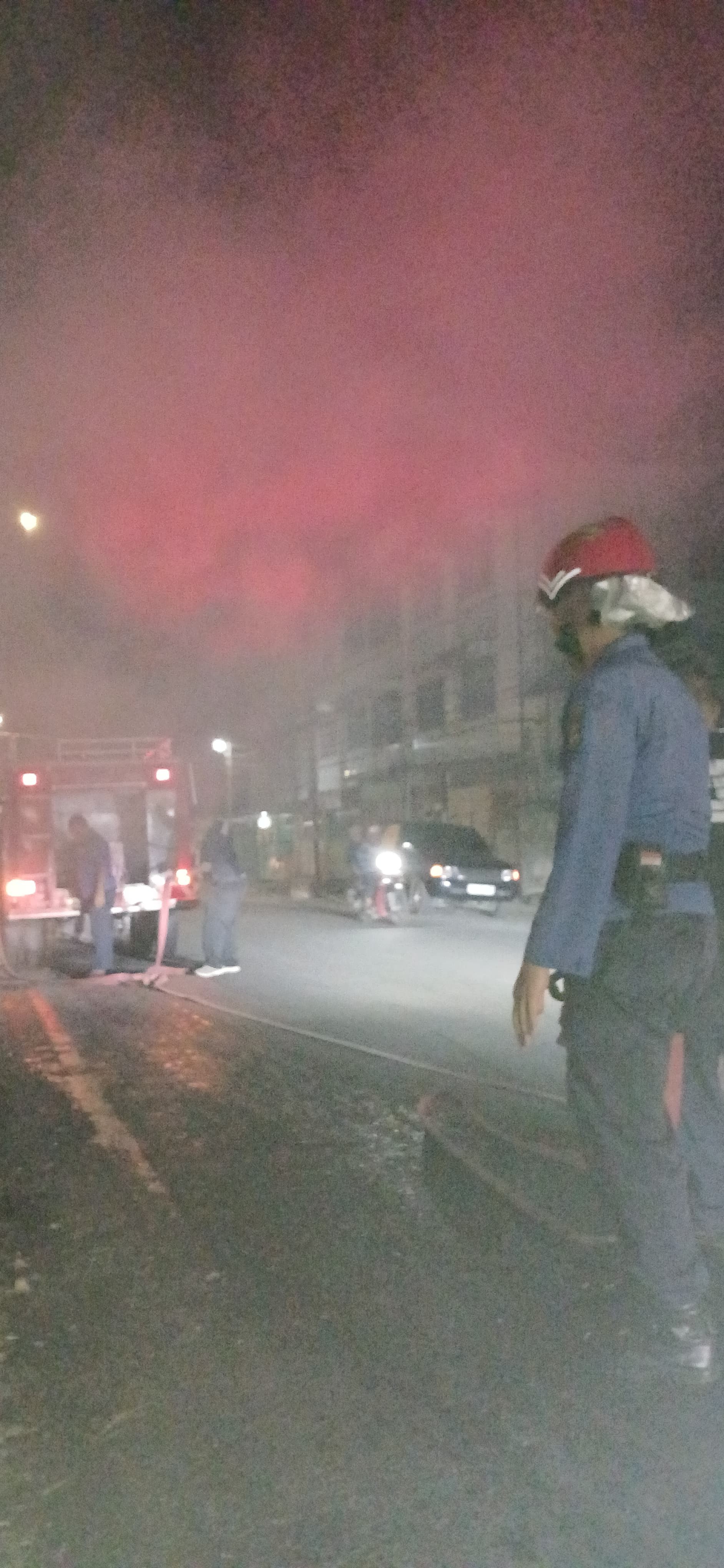 Personil Dinas Pemadam Kebakaran dan Penyelamatan melaksanakan Pemadam Kebakaran Sampah yang terbaka