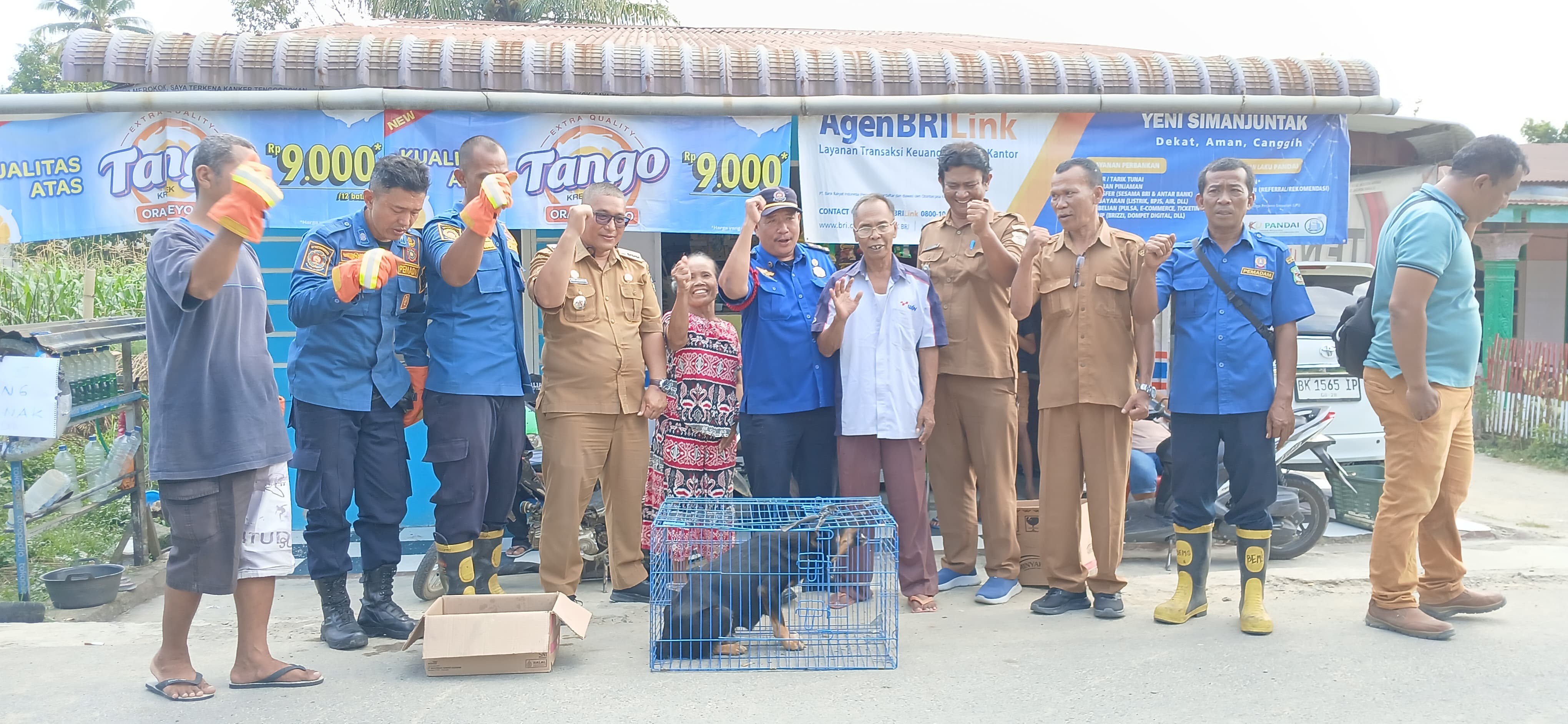 Personil Dinas Pemadam Kebakaran dan Penyelamatan berhasil mengevakuasi Seekor Anjing yang menggigit