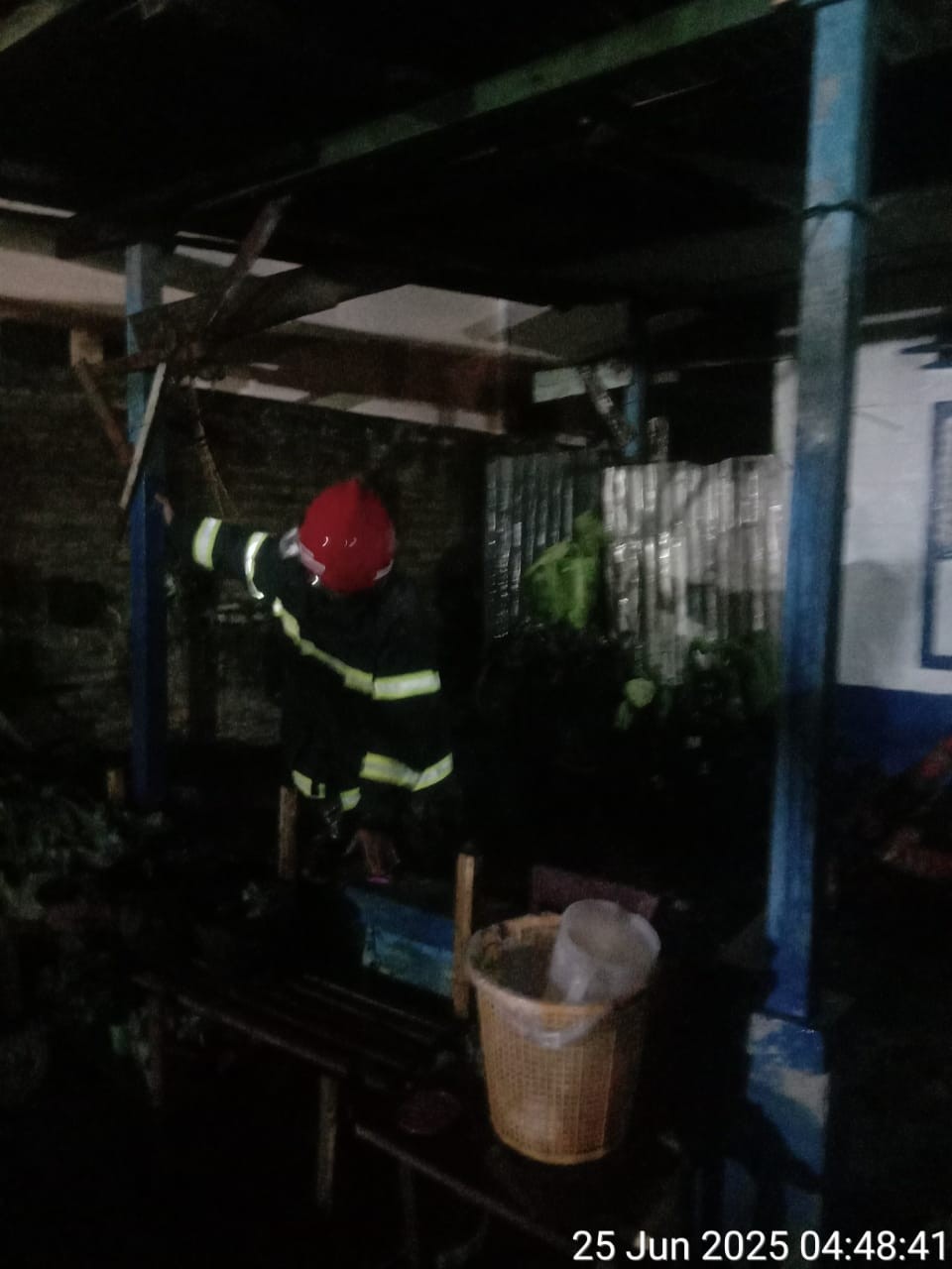 Pemadam Kebakaran kursi rumah warga yang terbakar beralamat di  Jl. Nias no. 35