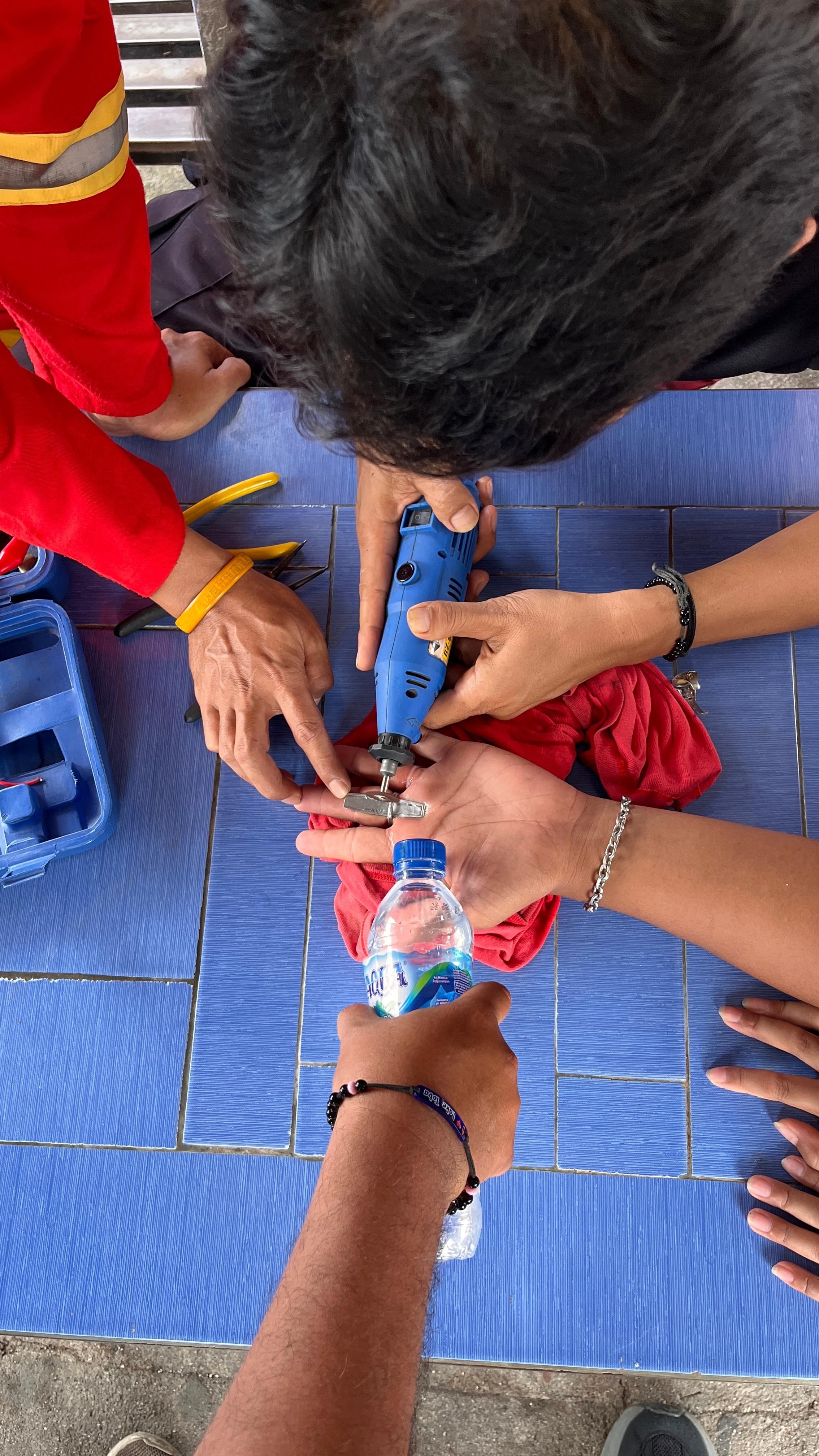 pelepasan cincin dari cari seorang warga yang beralamat di  Jl. Dalil Tani Ujung