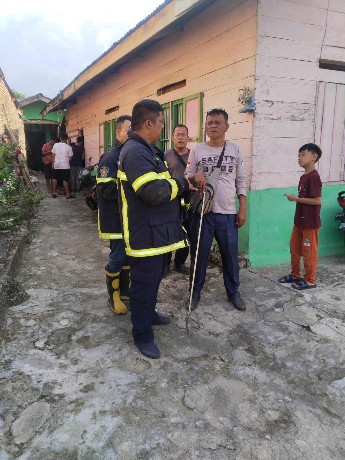 menerima informasi adanya ular di rumah warga yang beralamat di  Jl. Mayjend Richardo Siahaan