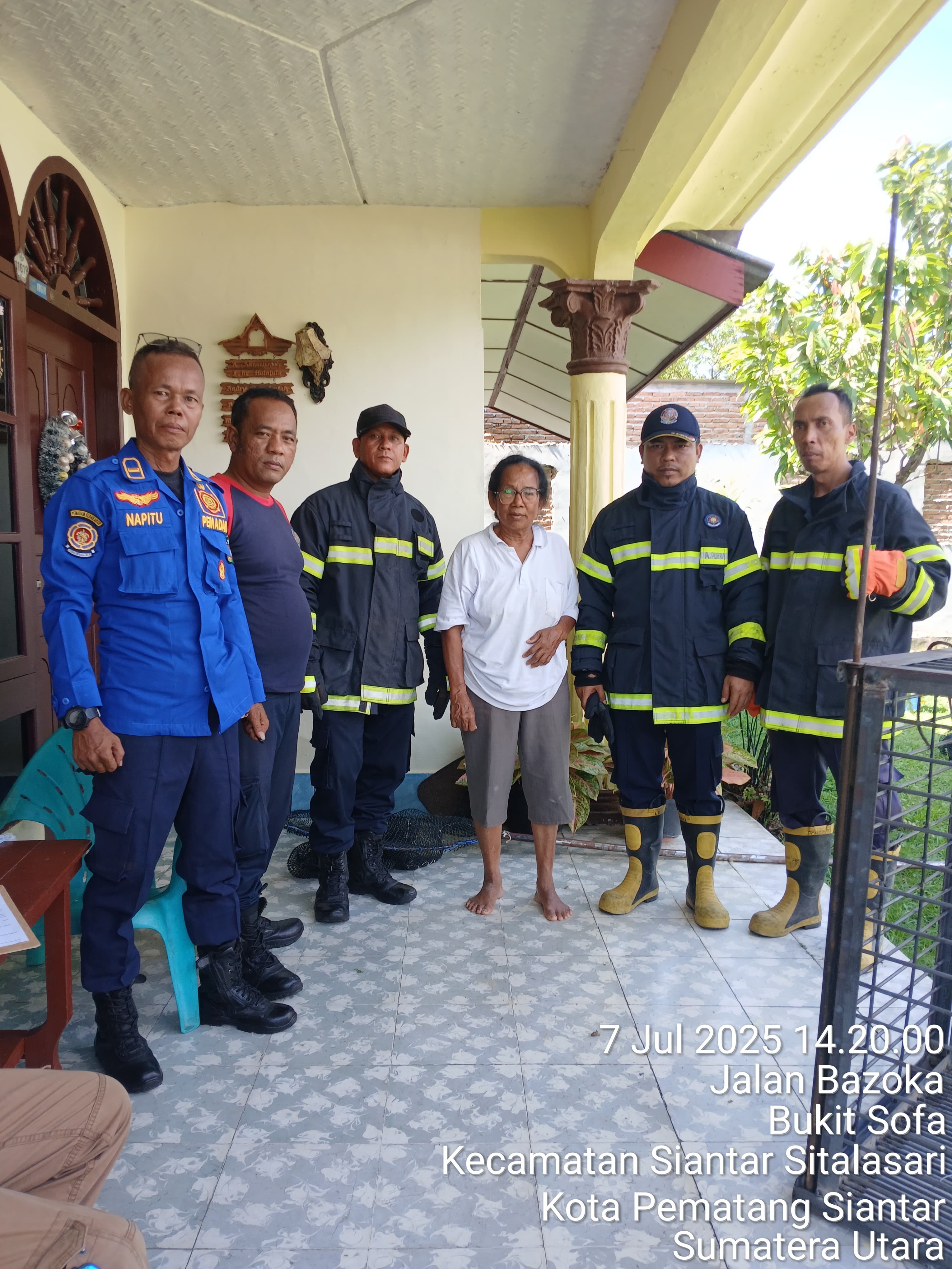 evakuasi seekor anjing milik warga yang beralamat di  Jl. Bazoka
