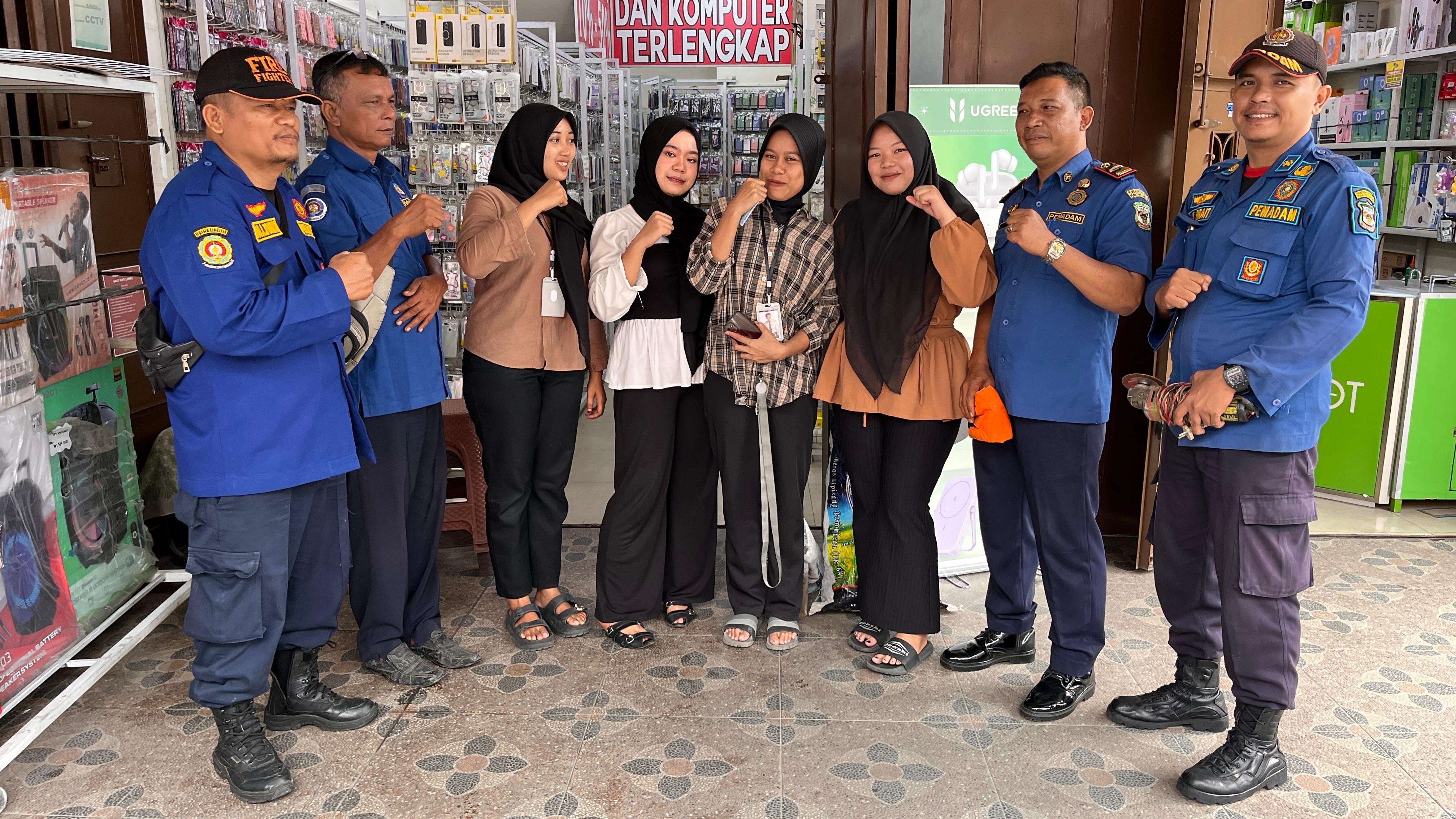 Personil Dinas Pemadam Kebakaran dan Penyelamatan berhasil melepas gembok ruko yang tidak bisa dibuk