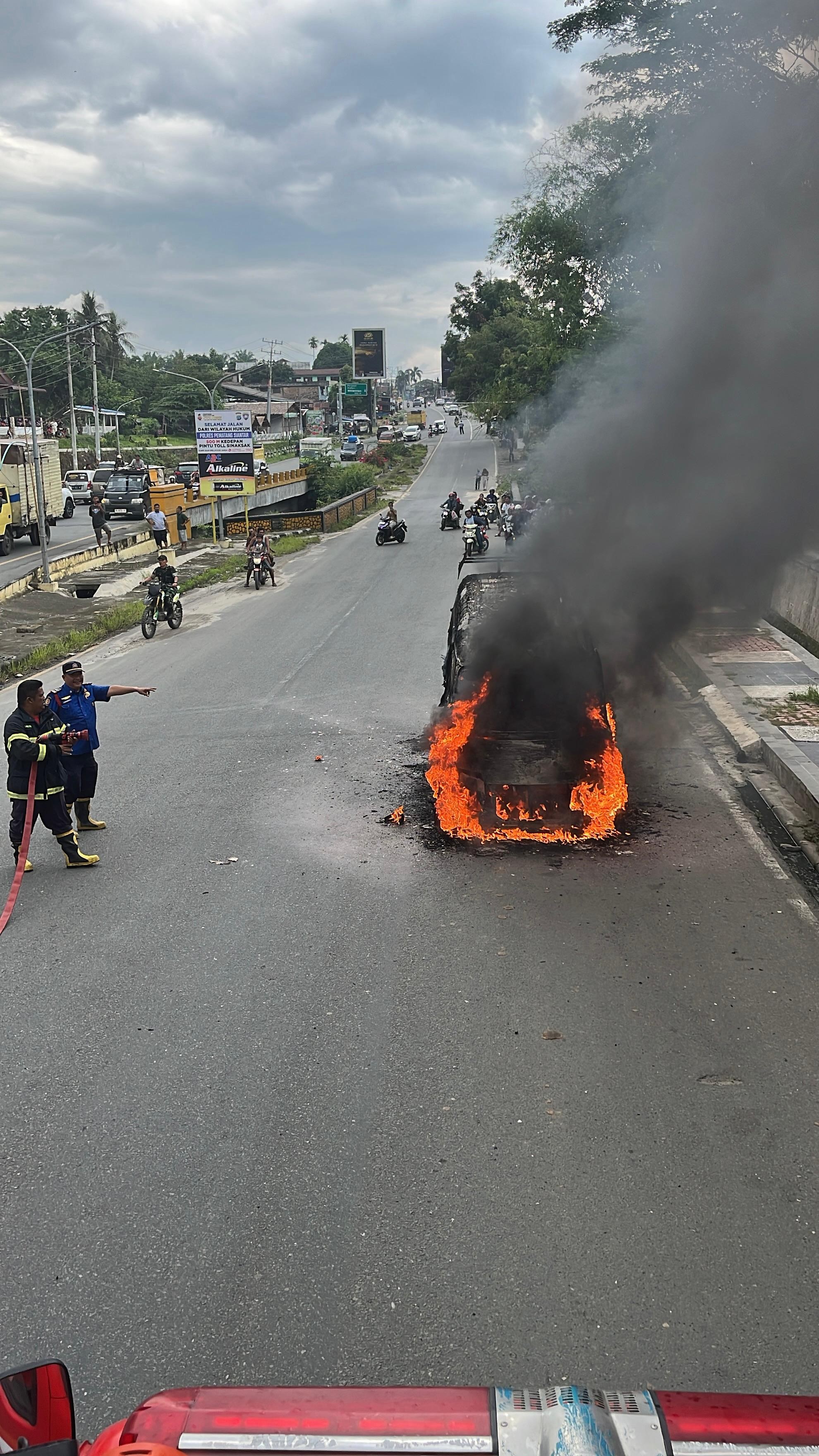 pemadaman kebakaran angkot di  Jl. Medan