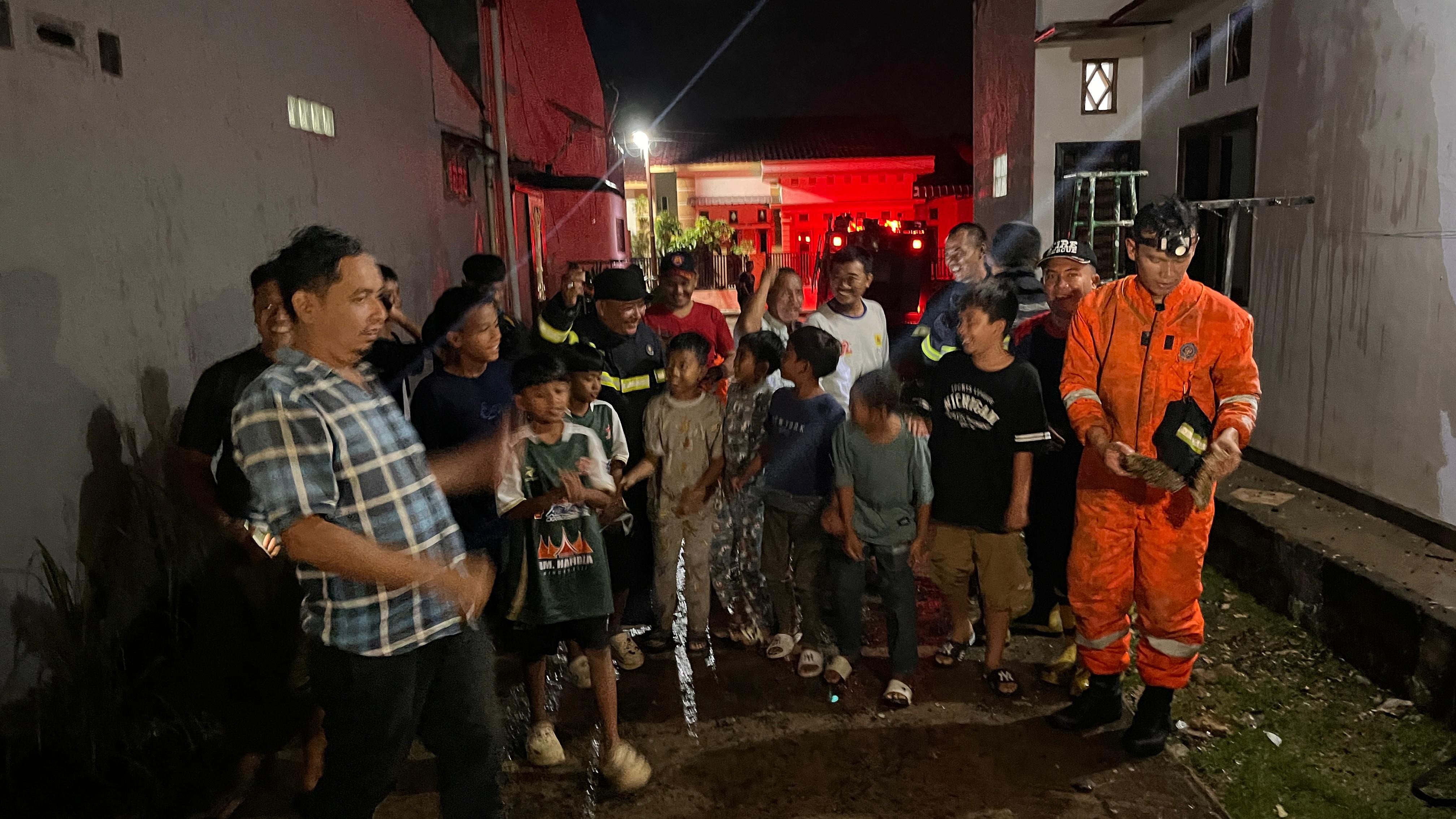 Evakuasi sarang tawon dirumah warga yang beralamat   Jl. H Sanggup Ketaren
