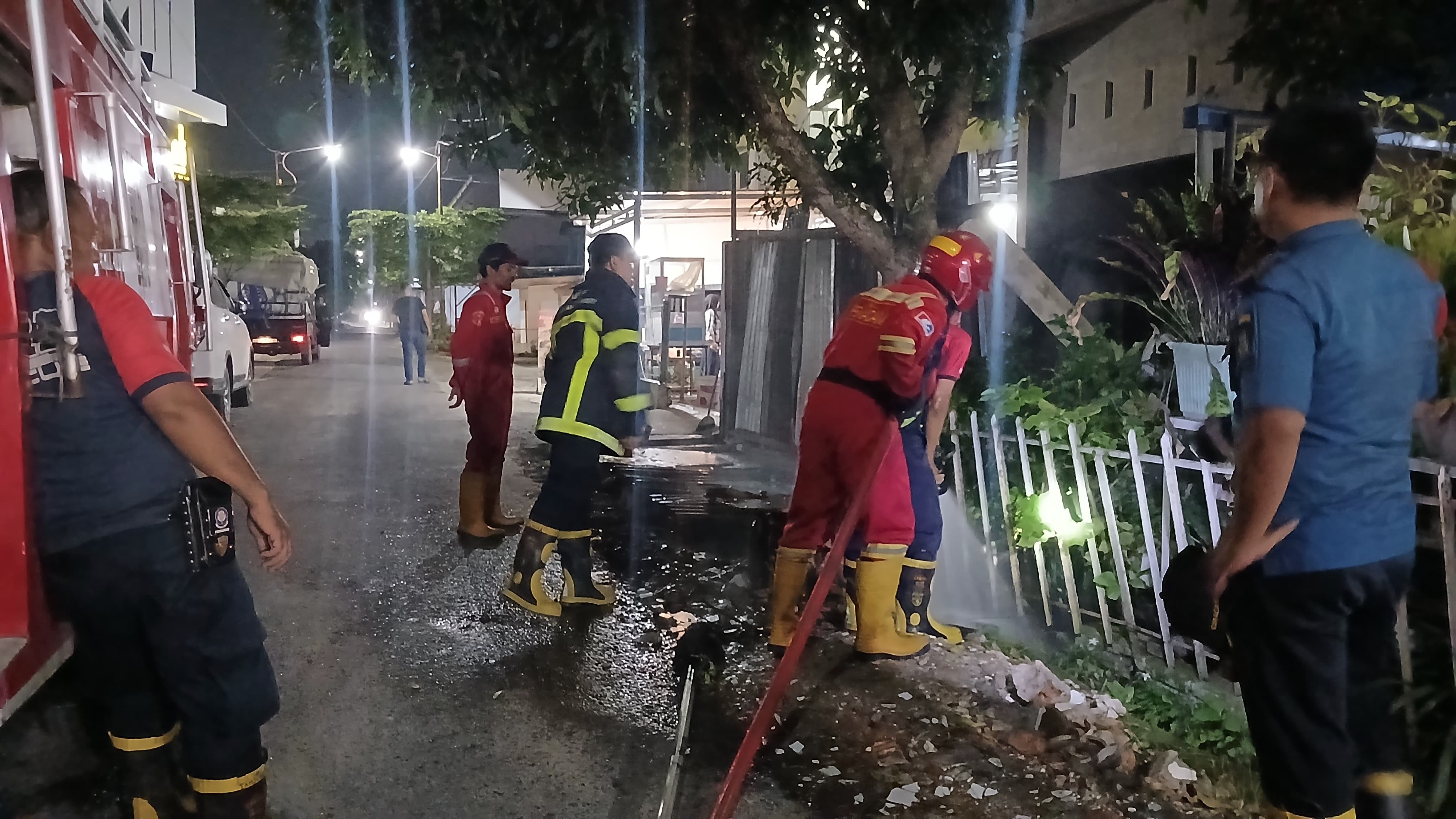 Evakuasi sarang tawon di pohon rumah warga yang beralamat di  Jl. Penyabungan