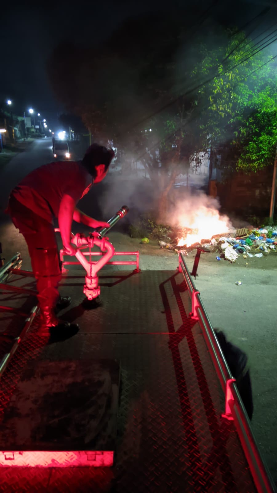 pemadaman kebakaran sampah di  Jl. Rakutta Sembiring