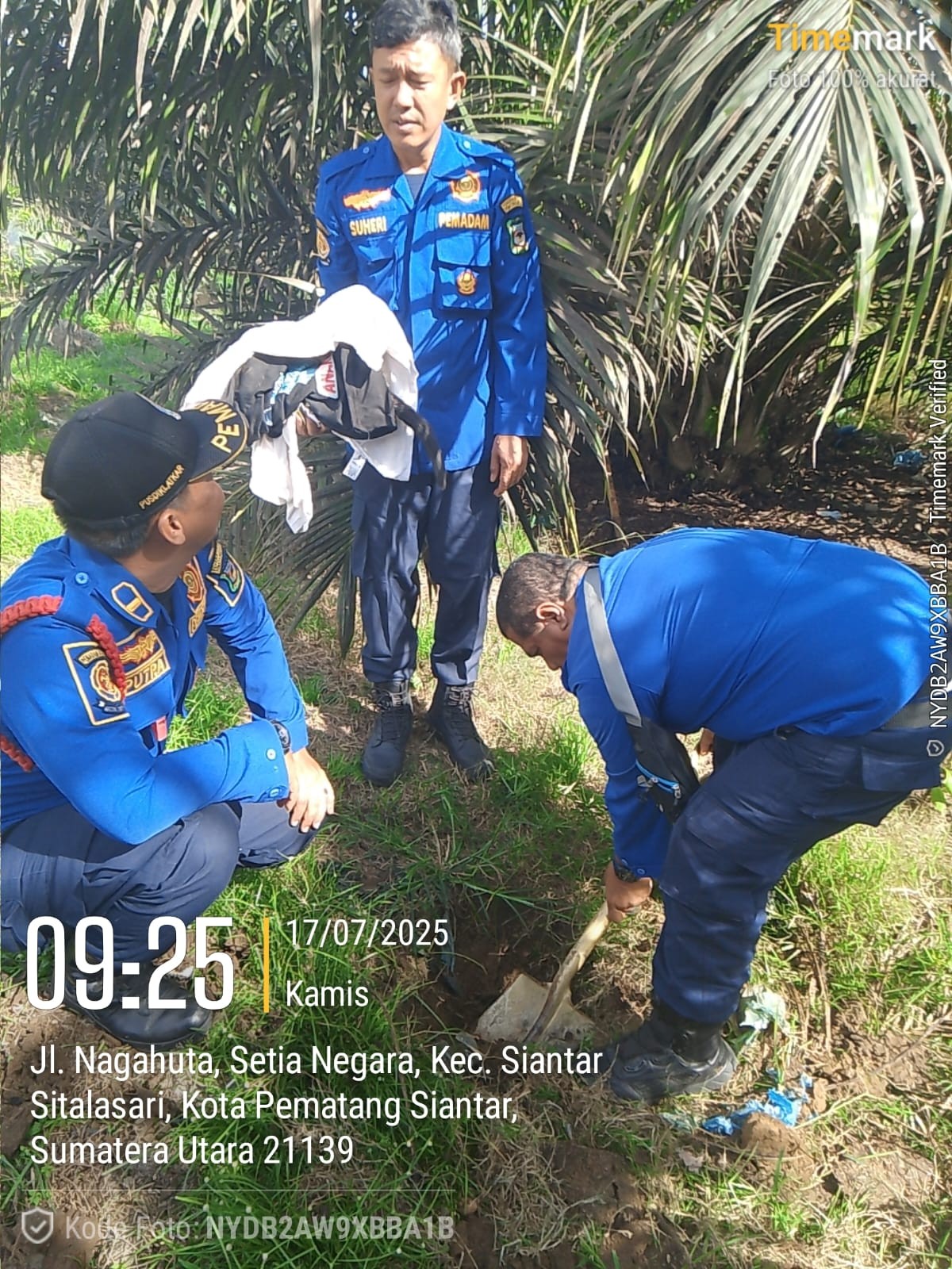 Membantu warga untuk menguburkan kucing peliharaan yang mati beralamat di  Jl. Nagahuta