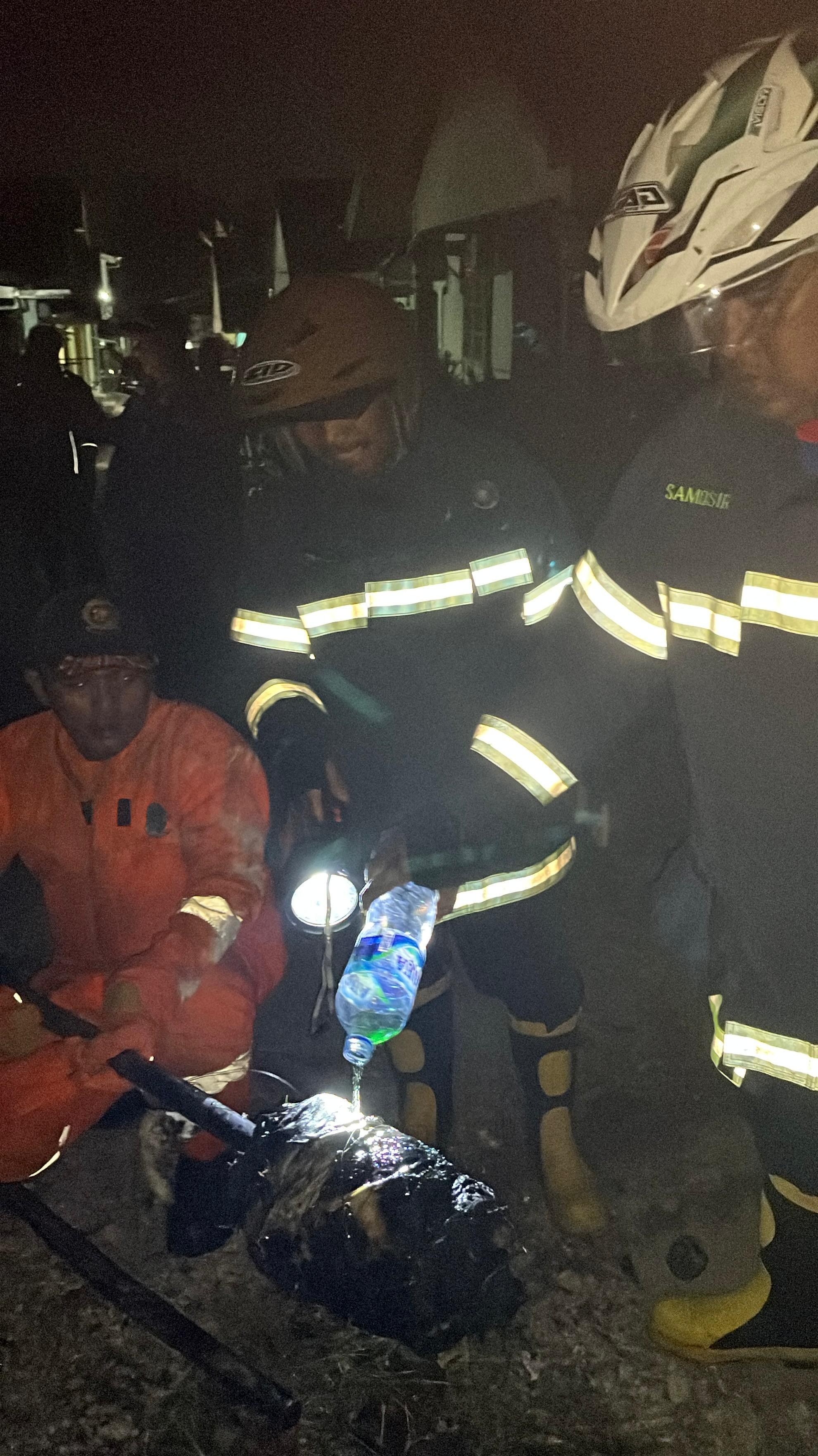 Evakuasi sarang tawon di pohon yang berada di halaman rumah warga   Jl. Mayjend. Di. Panjaitan   Kel