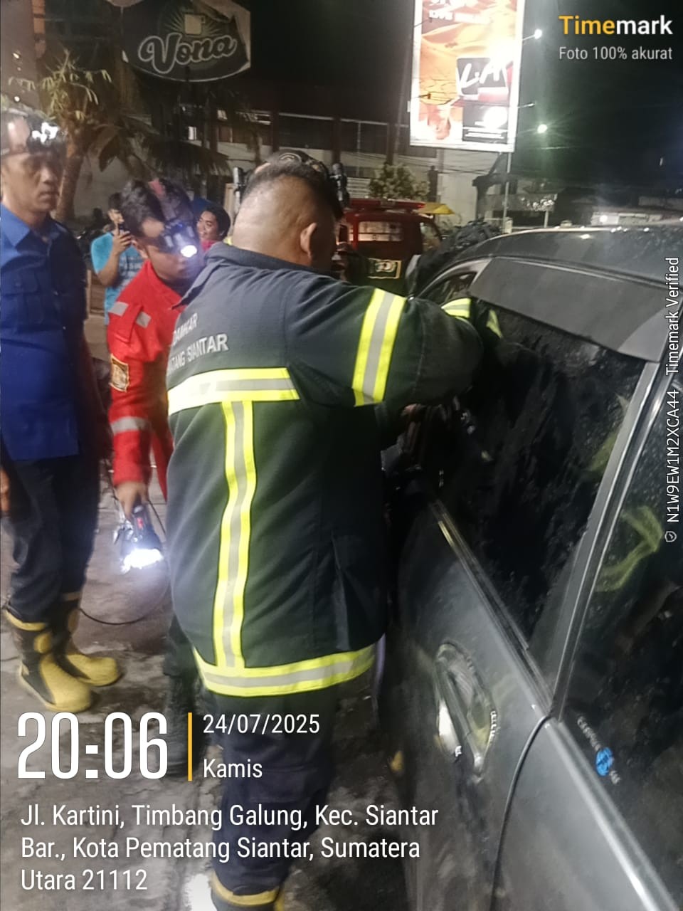 evakuasi kunci mobil warga yang tertinggal di dalam mobil yang beralamat di  Jl. Kartini