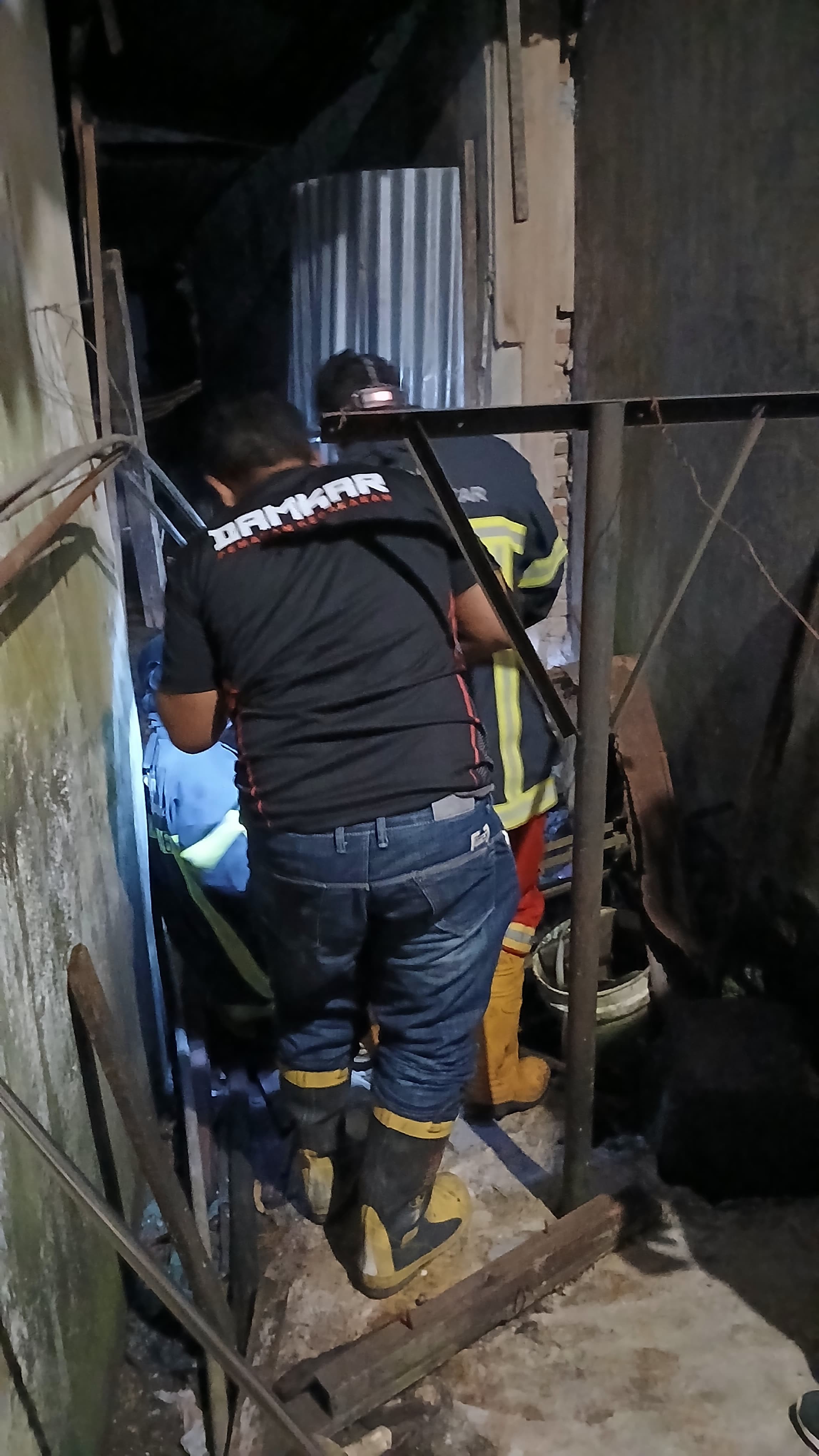 menerima informasi adanya ular dirumah warga yang beralamat  Jl. Diponegoro