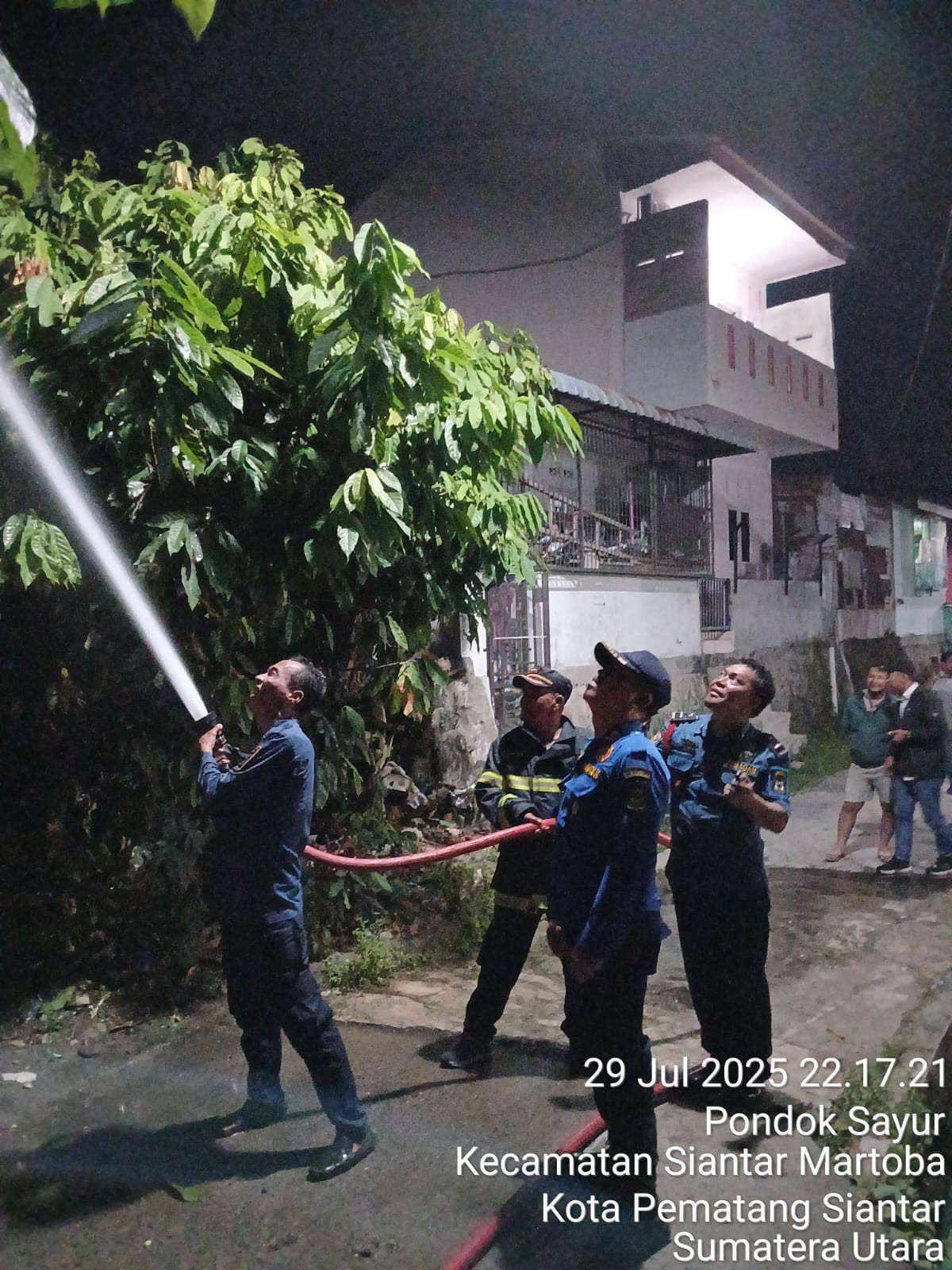 pemadaman kebakaran Pohon sawit  yang terbakar di  Jl. Pesantren Gg. Prima
