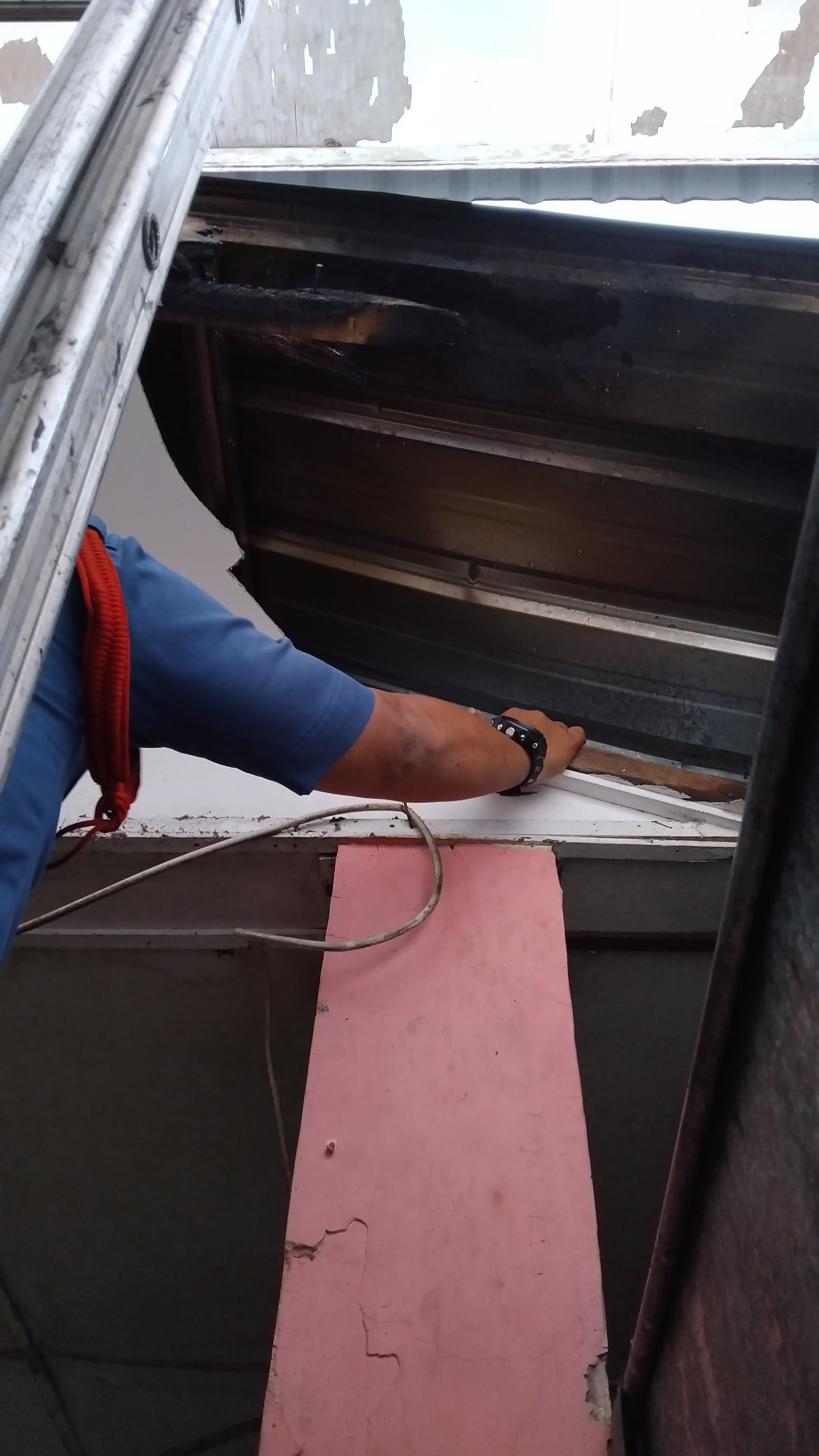 mencek Plafon   SD NEGERI 122338 yang terbakar