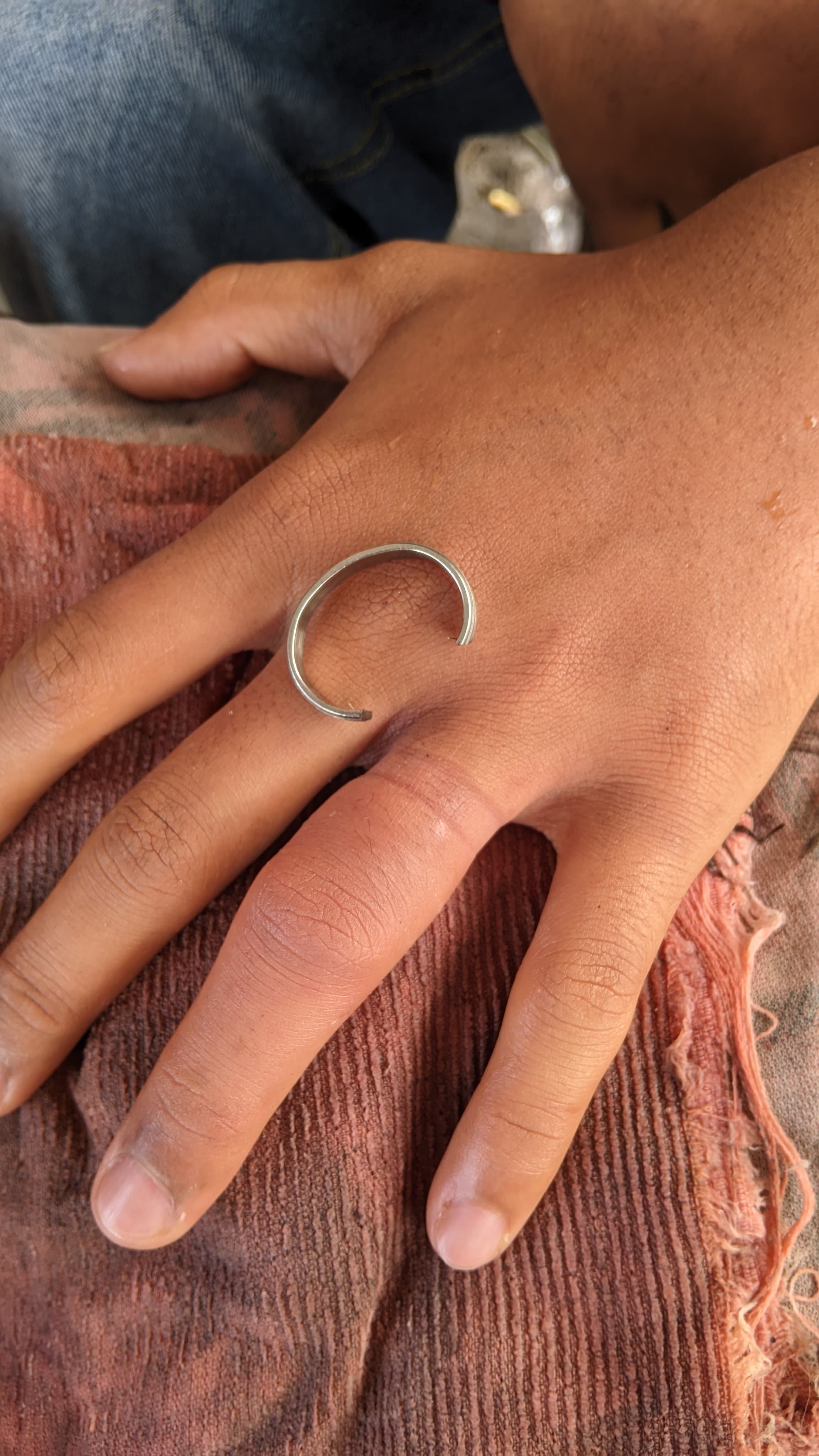 pelepasan cincin dari jari seorang warga yg tidak bisa dilepas yang beralamat di  Jl. N.V Yudha Peru