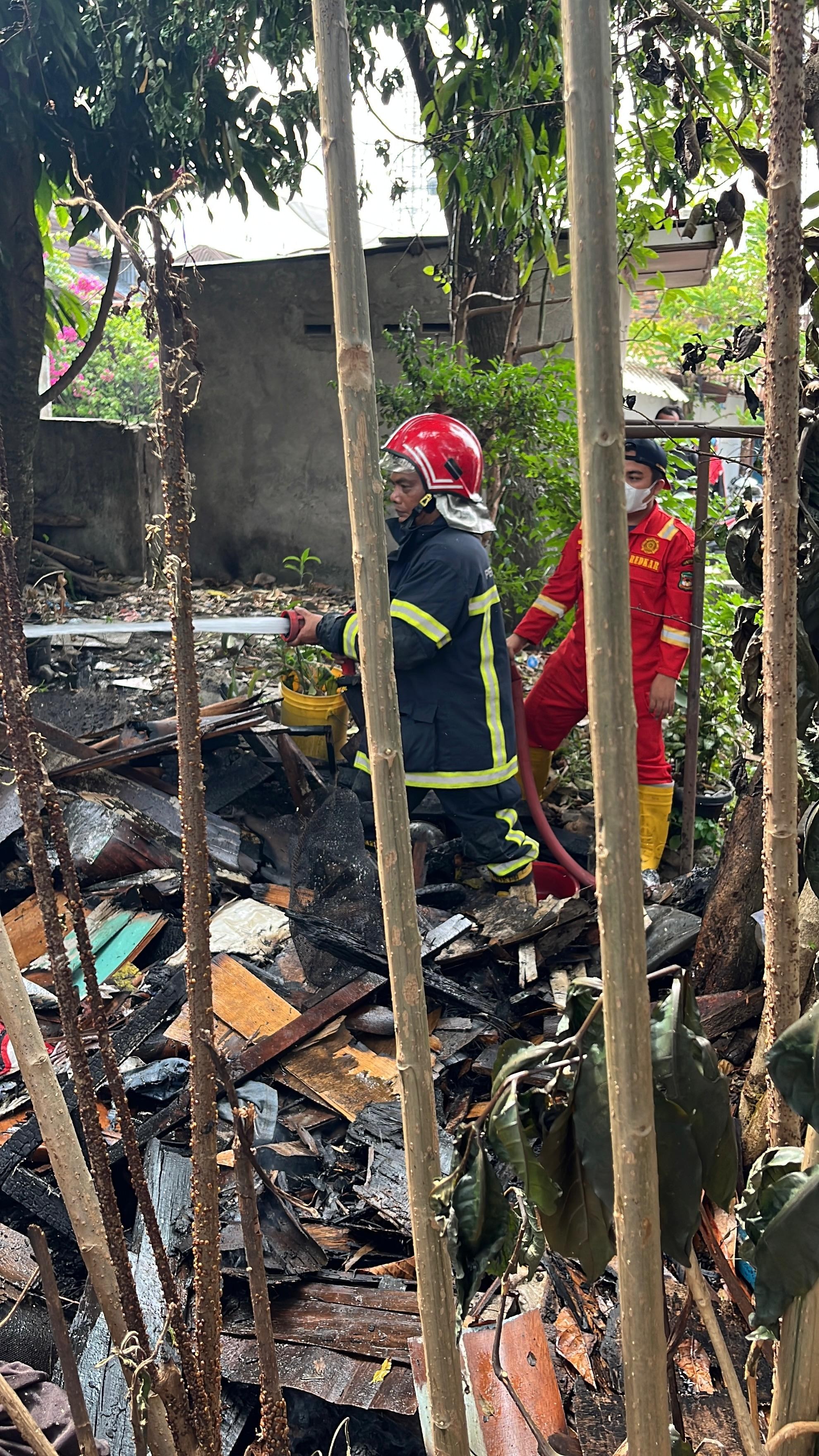 Pemadaman Kebakaran sampah di  Jl. Tenggiring