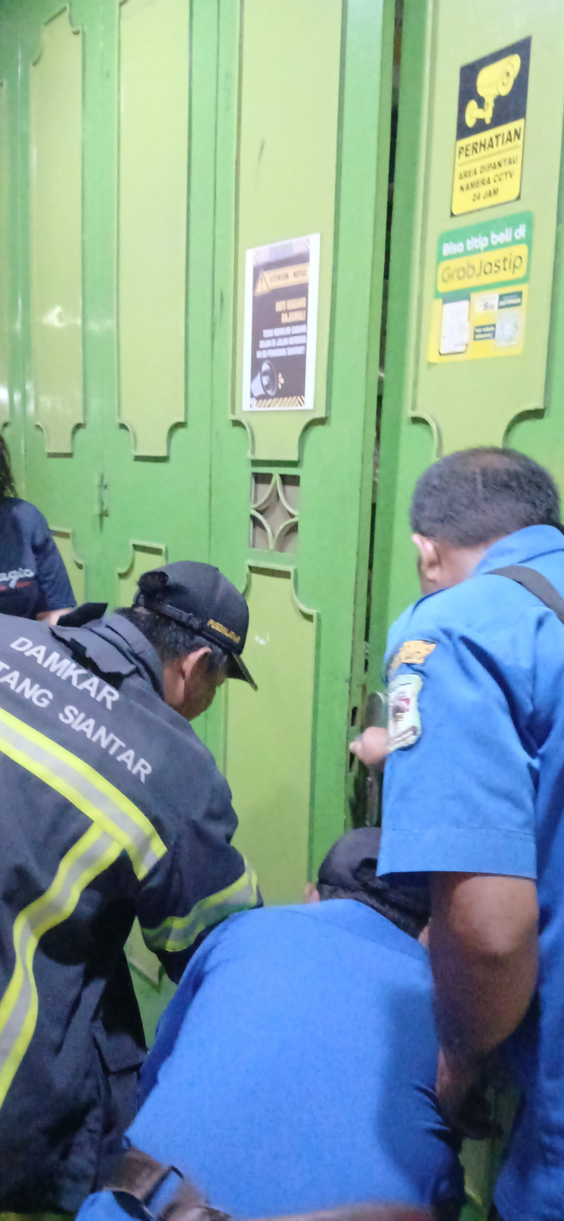 membuka kunci Pintu Toko Kacang Rajawali yang tidak bisa dibuka yang beralamat di  Jl. Merdeka No.80