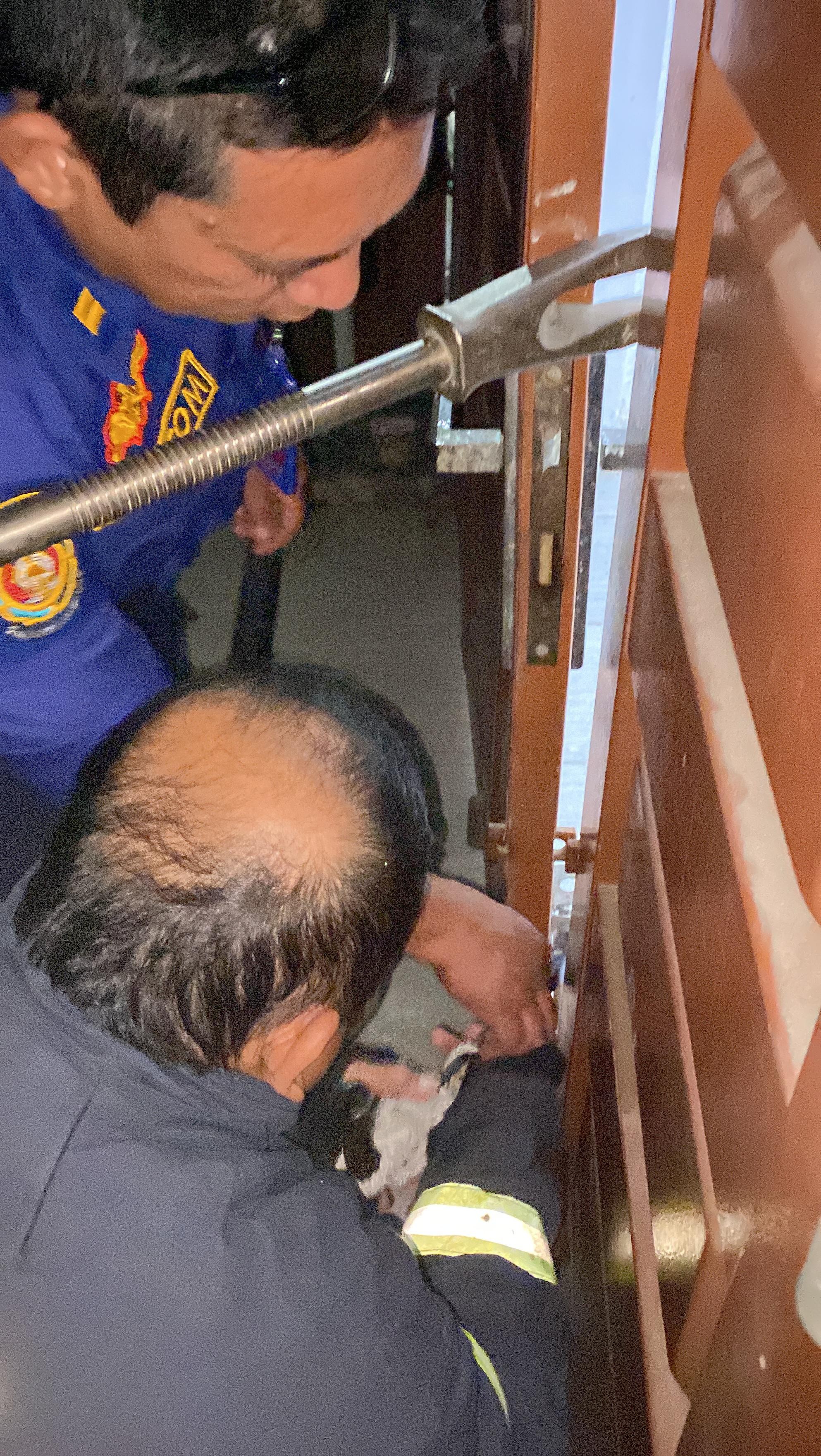 Personil Dinas Pemadam Kebakaran dan Penyelamatan berhasil membuka pintu ruko yang terkunci yang ber