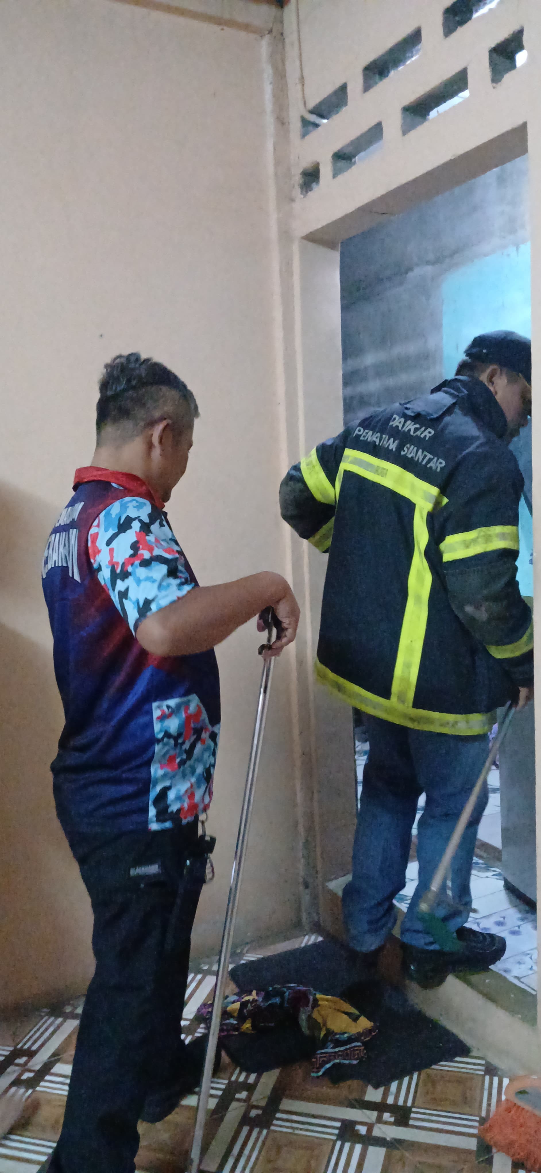 menerima aduan warga adanya ular di rumah warga di Jl. Pergaulan