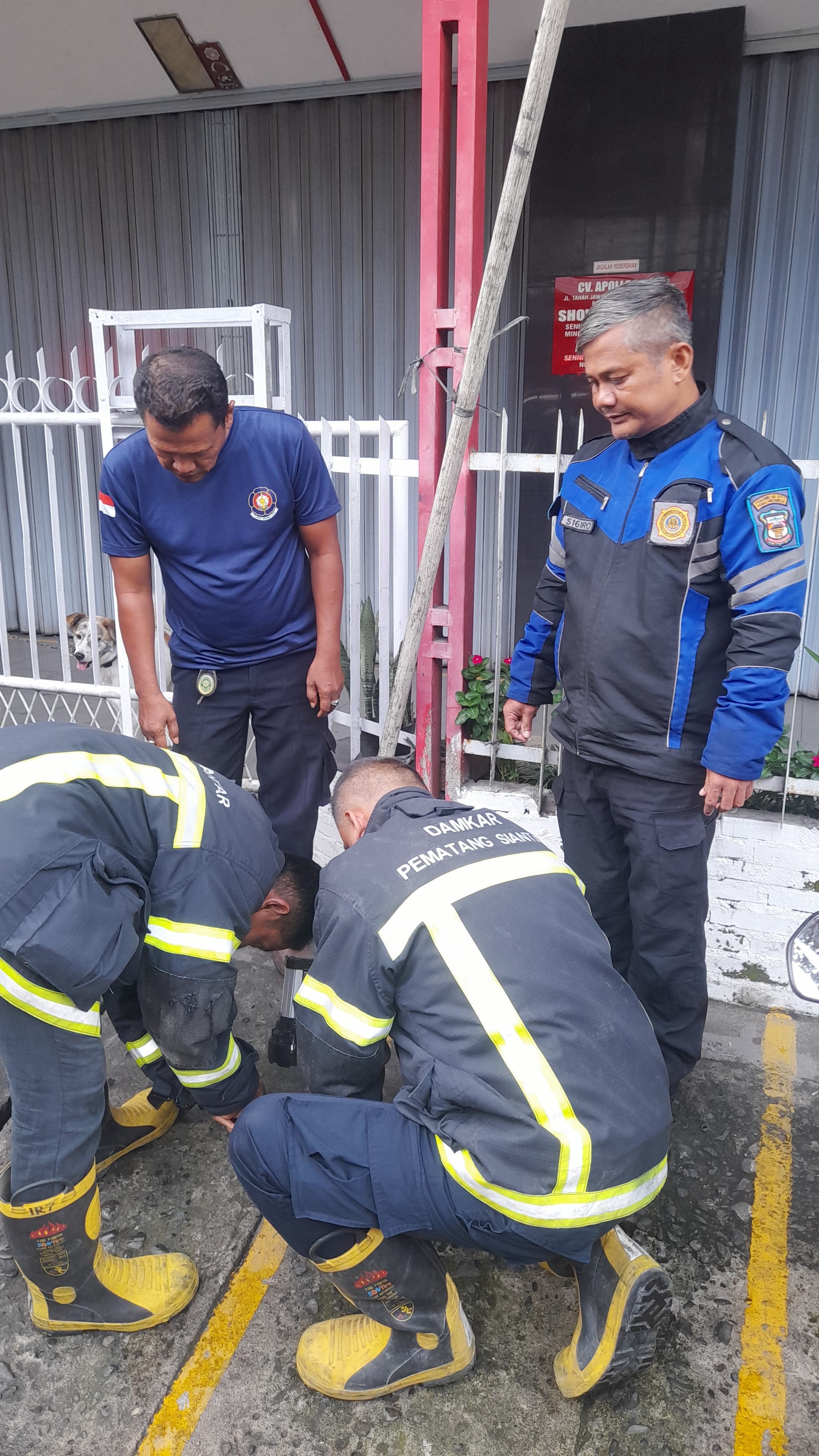 evakuasi kunci sepeda motor yang masuk ke dalam paret di  Jl. Tanah Jawa
