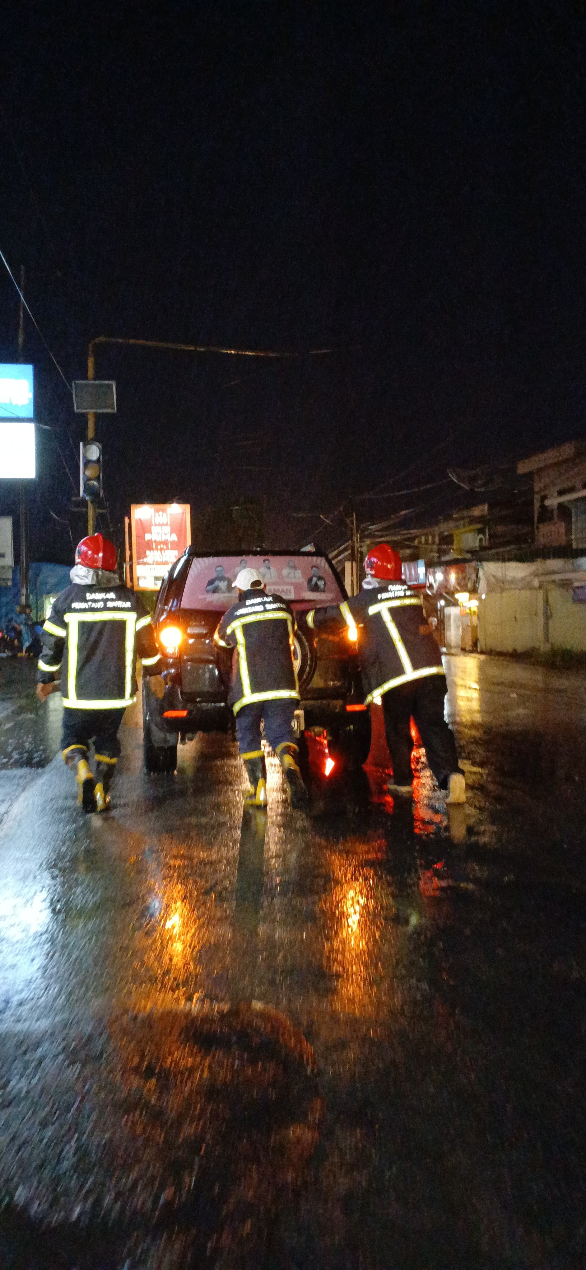 evakuasi mobil warga yang mogok di  Jl. Medan