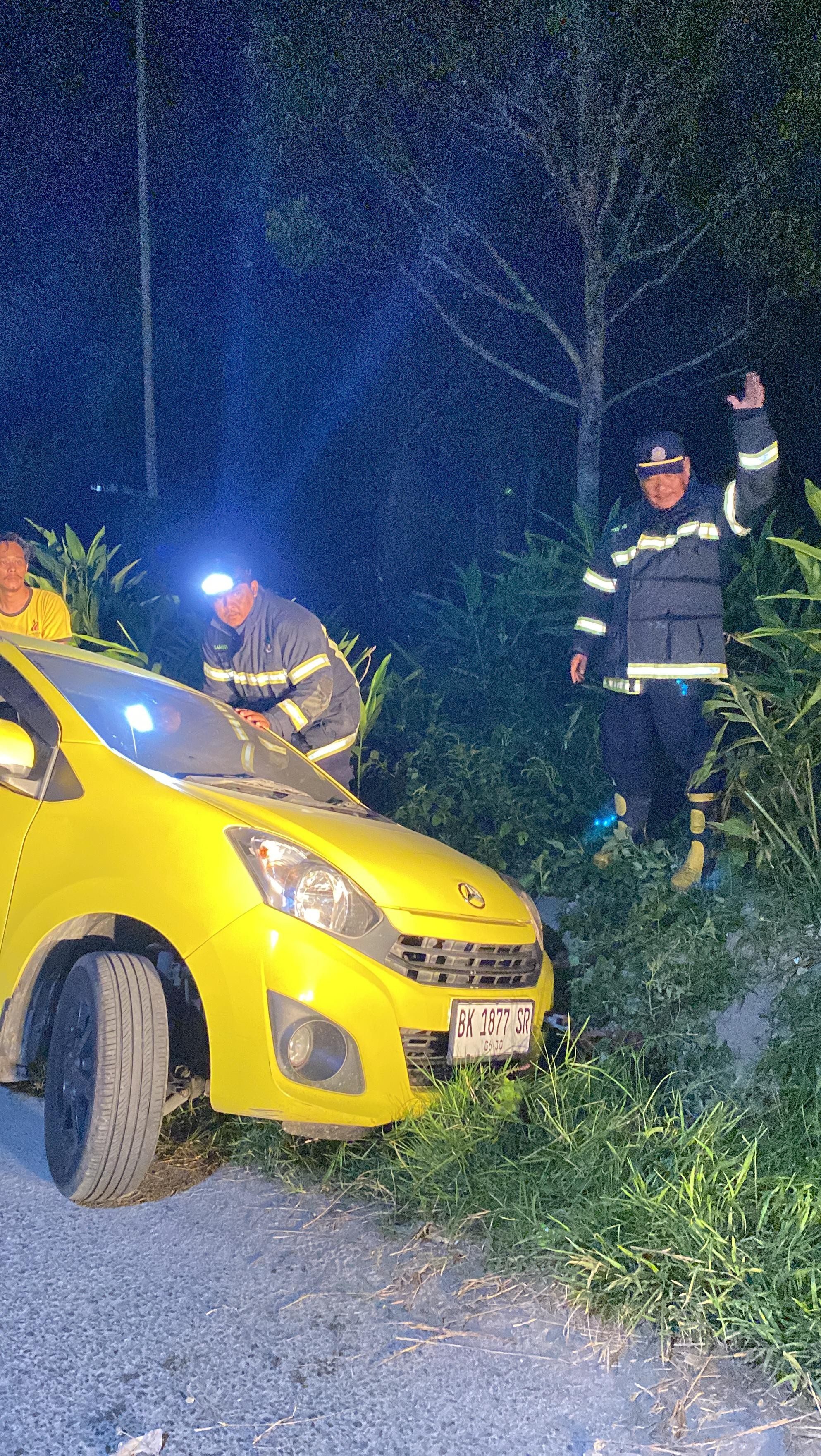 evakuasi mobil yang terperosok di  Jl. Lau Cimba