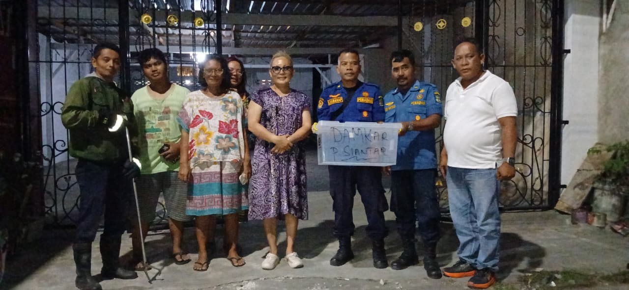 evakuasi seekor ular di rumah warga   Jl. Parapat