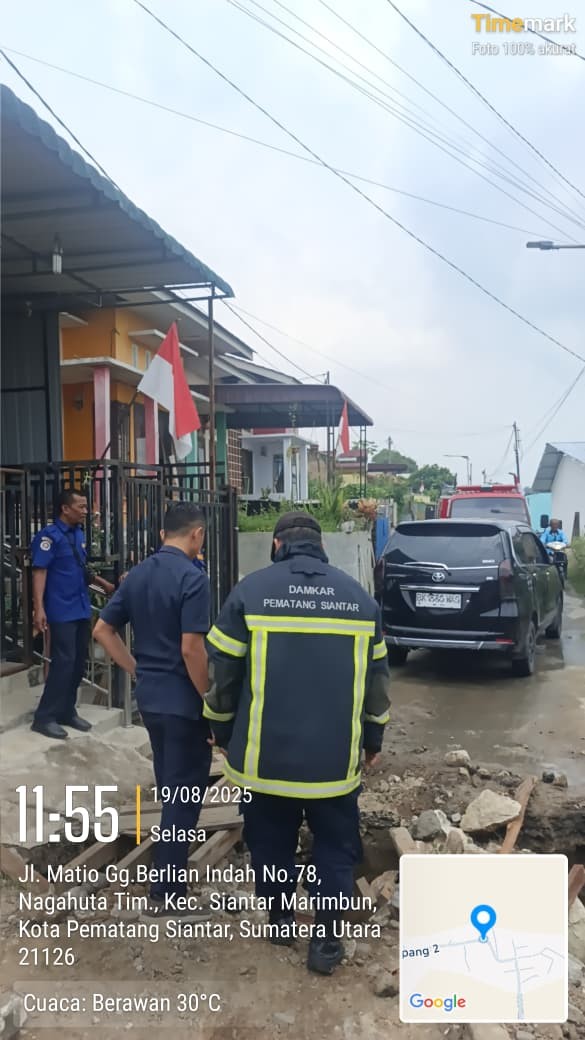 Evakuasi mobil yang terperosok di  Jl. Matio Gg. Berlin indah