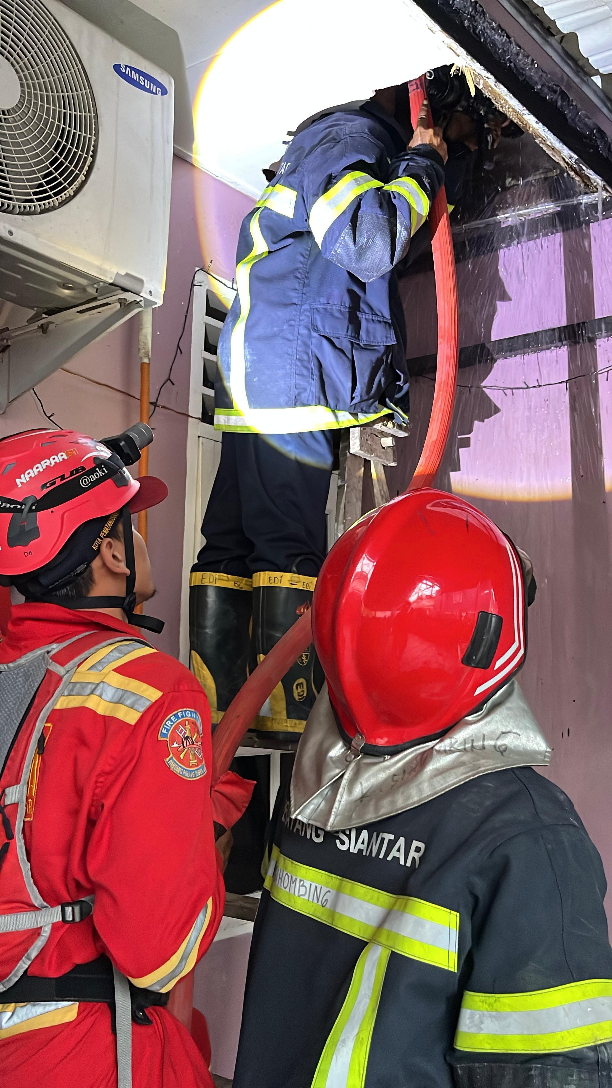 Pemadaman kebakaran rumah kosong di  Jl. Melur Karang Sari Permai