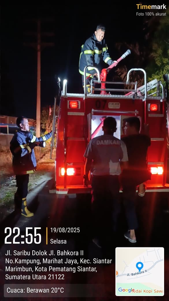 Pemadaman kebakaran Pohon di  Jl. Bahkora II 