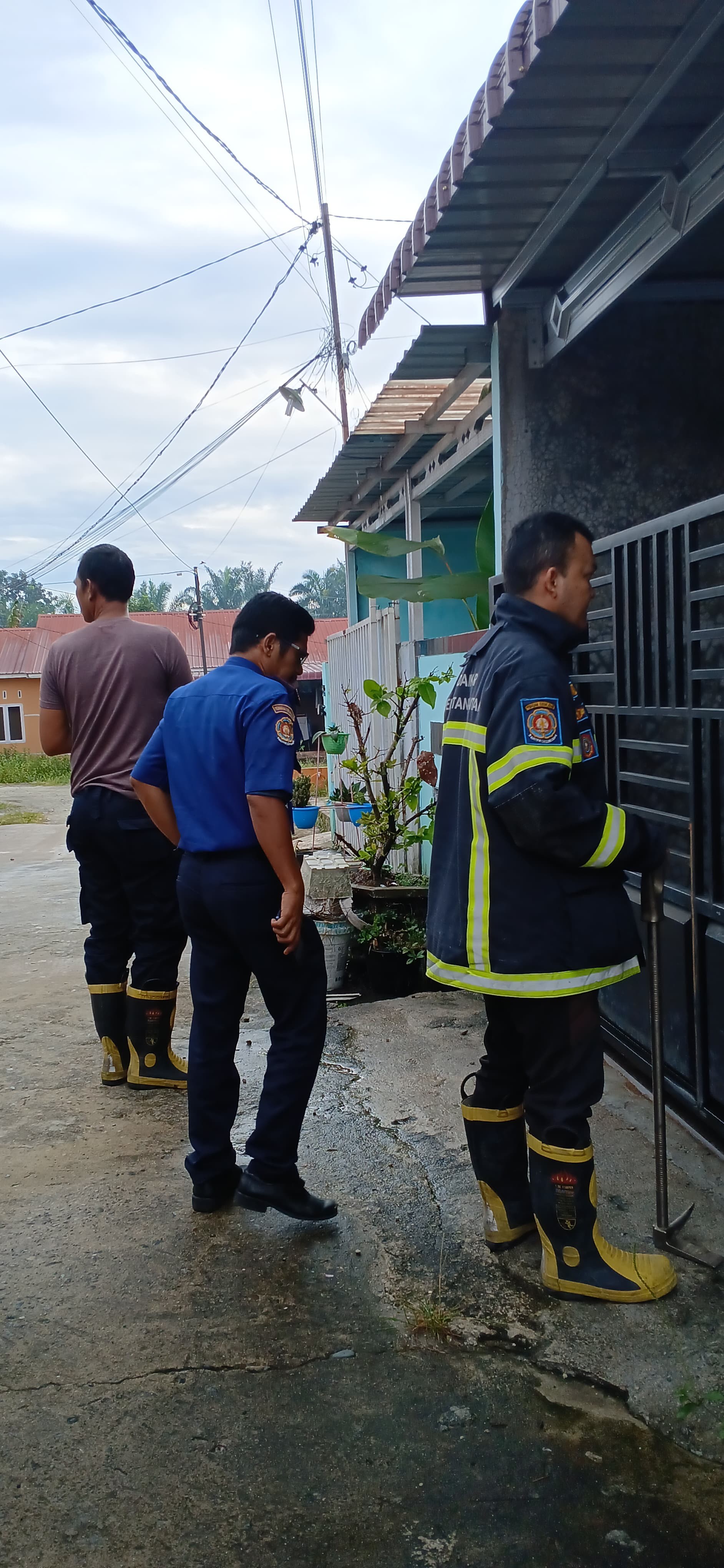 Penyelamatan warga yang terkunci di kamar tidur yang beralamat di  Jl. Tambun Timur