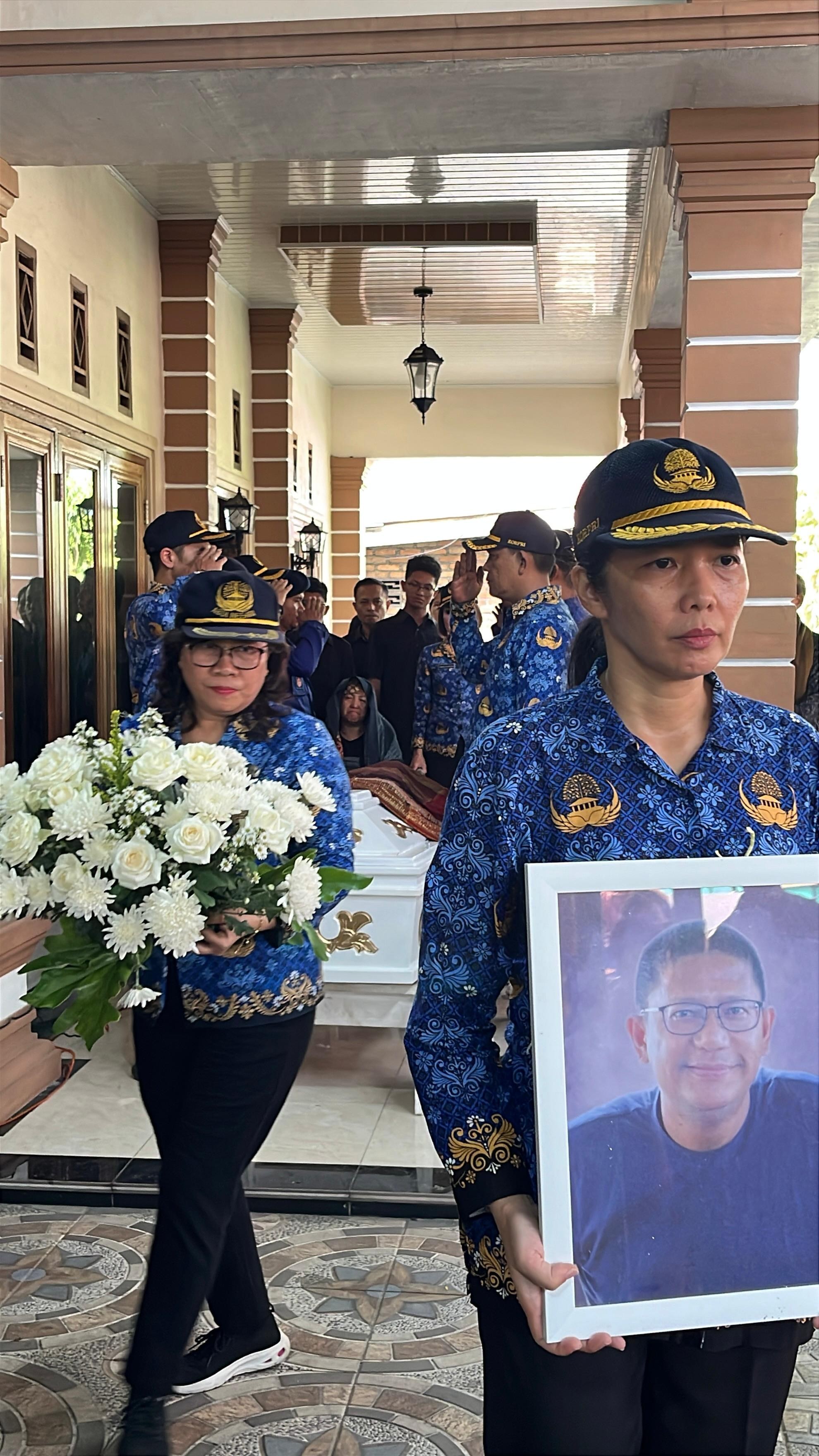 Turut Berdukacita yang sedalam-dalamnya atas kepergian suami tercinta dari Ibu Regina Siahaan (Kasub