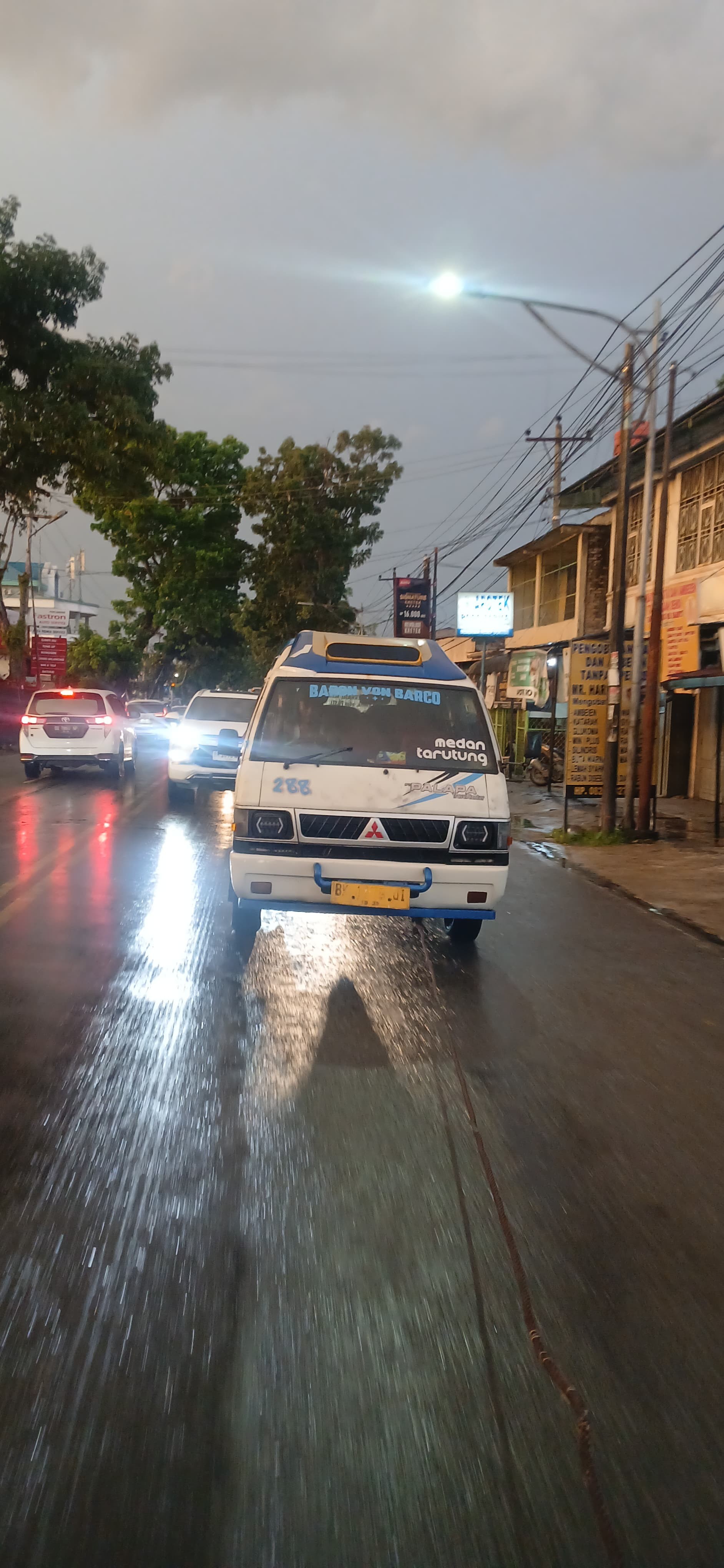 evakuasi mobil warga yang mogok di Jl. Medan