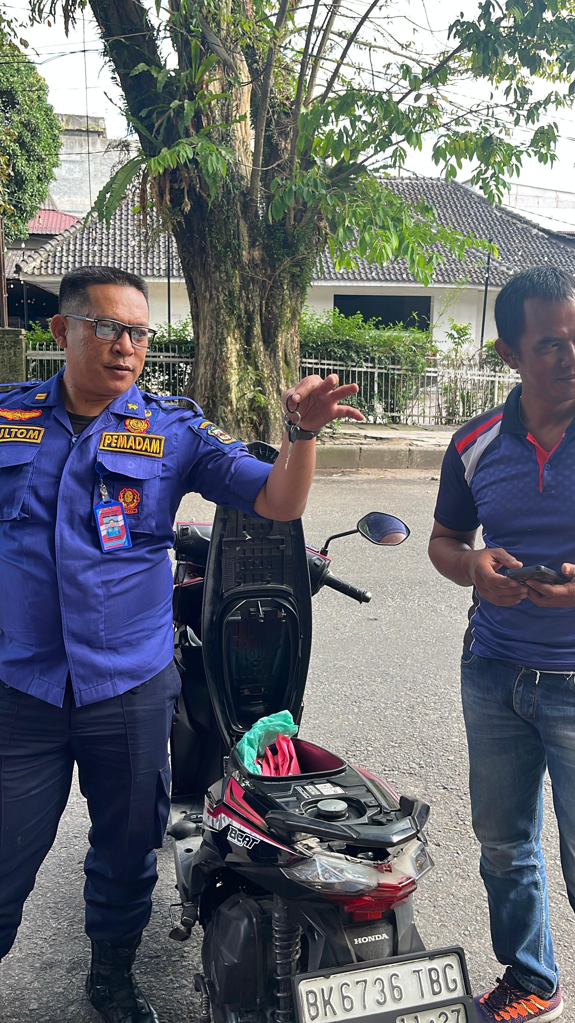 evakuasi kunci sepeda motor yang tertinggal di dalam jok di Jl. W.R. Supratman