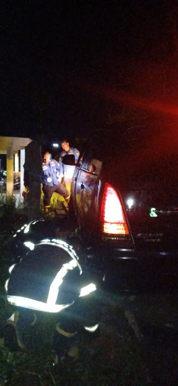 evakuasi mobil warga yang terperosok di Jl. Tangki Gg. Raya