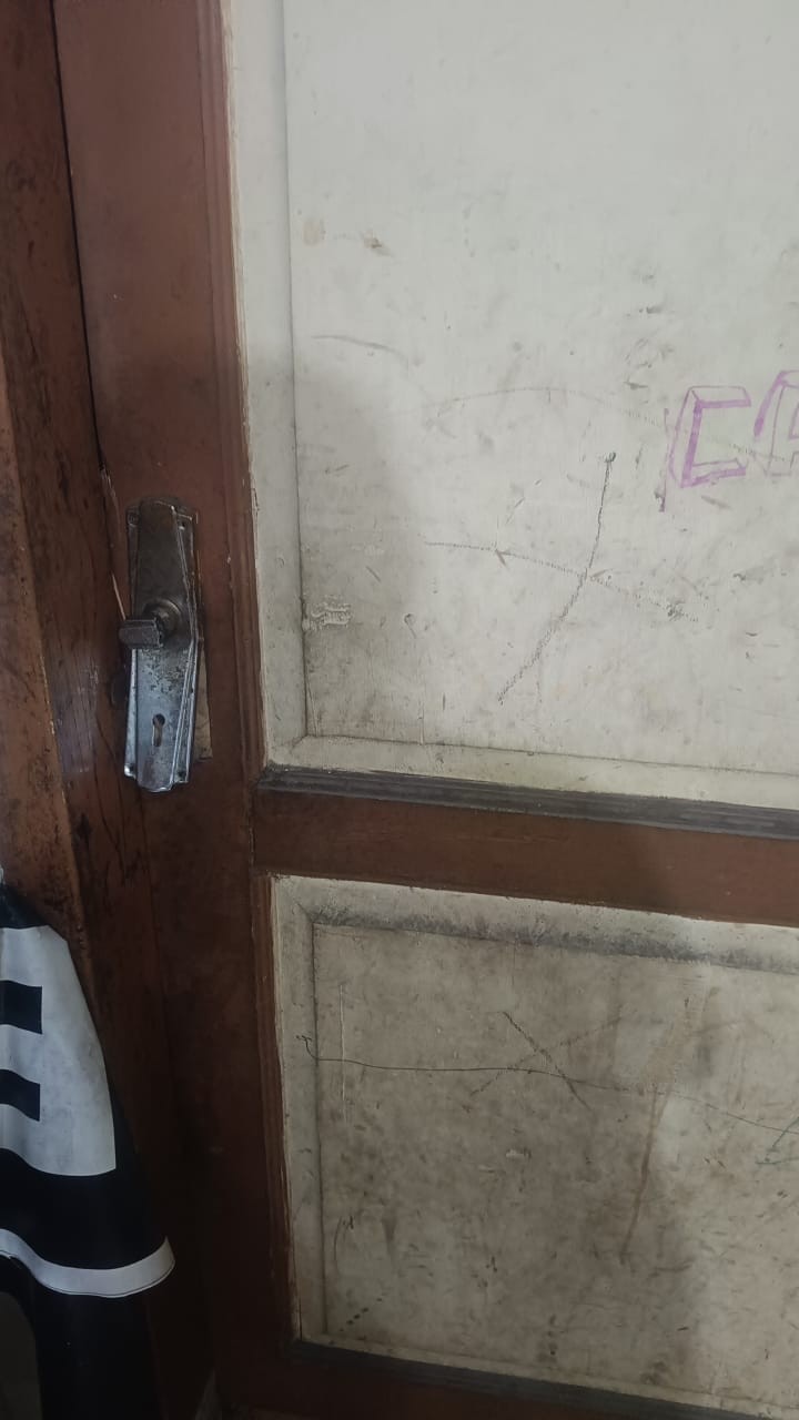Personil Damkar Siantar berhasil membuka pintu rumah warga yg terkunci di Jl. Parapat