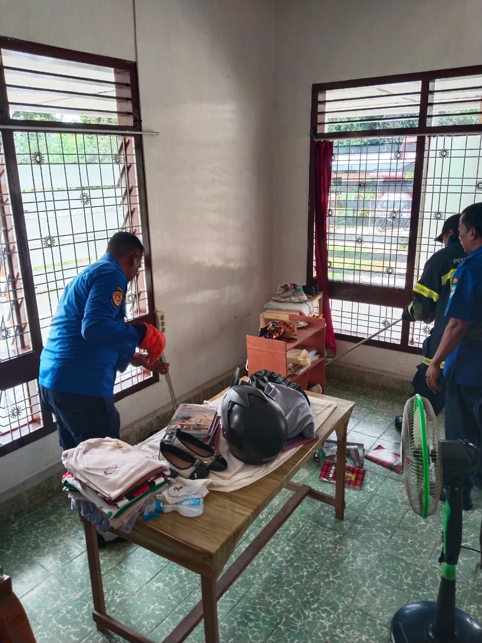 evakuasi seekor ular dirumah warga Jl. Sentul