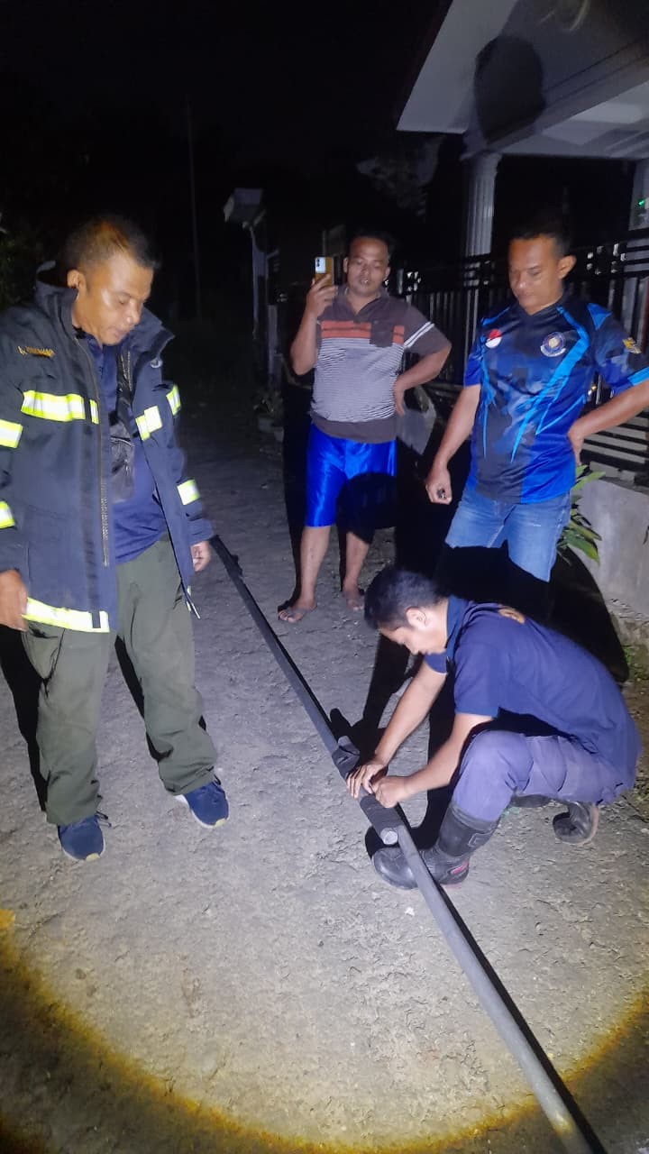 evakuasi Sarang Tawon di halaman rumah warga Simpang Karang Sari Gg. Pancur Kel. Tambun Nabolon