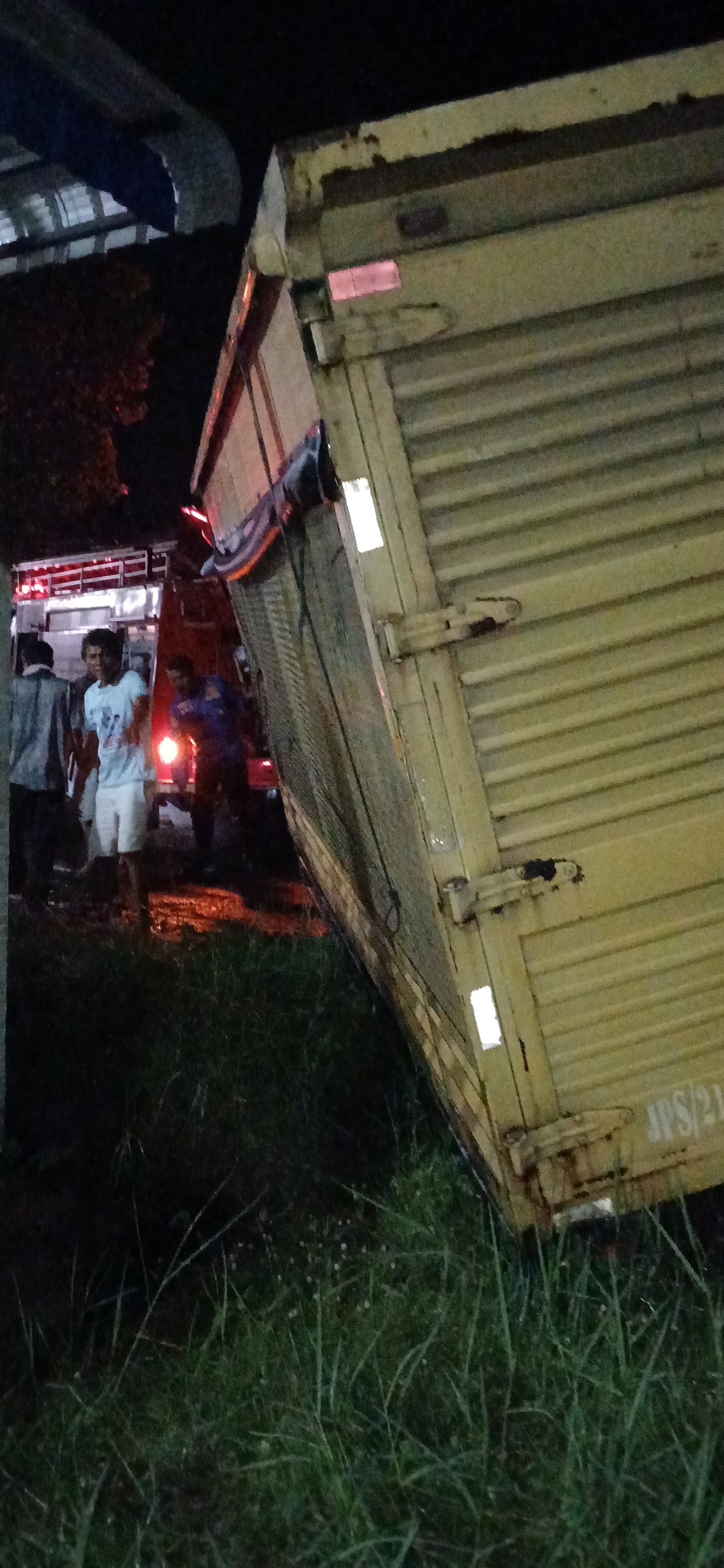 evakuasi mobil yang terperosok ke dalam parit di JL Rakutta Sembiring
