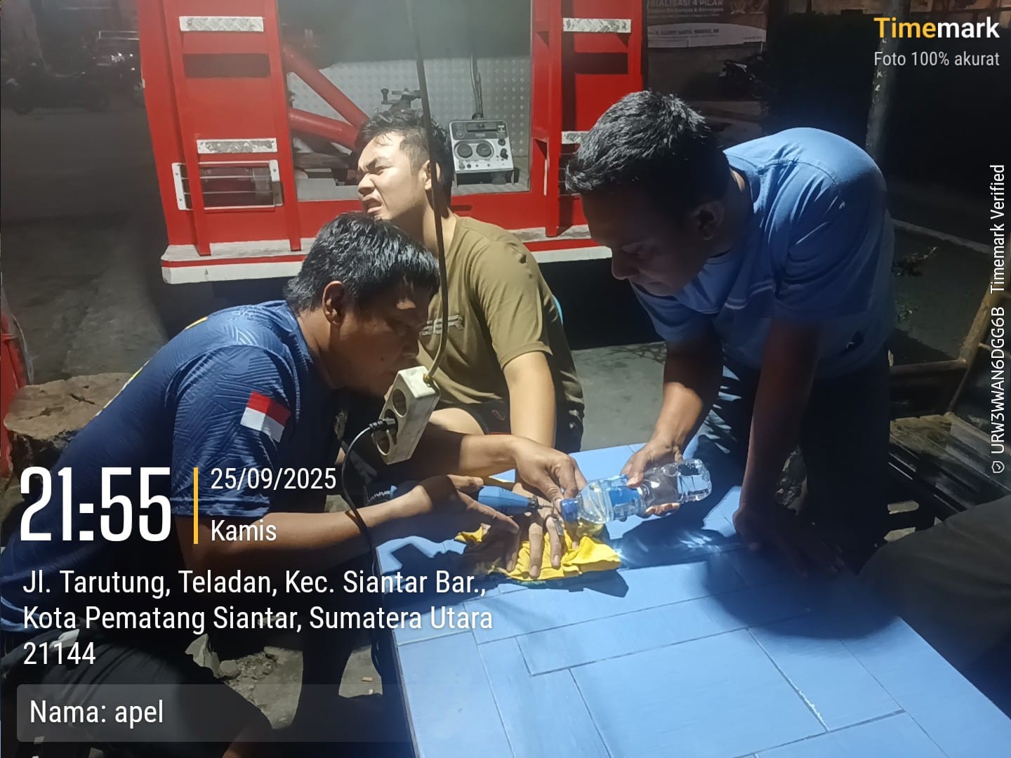 Personil Dinas Pemadam Kebakaran dan Penyelamatan berhasil melaksanakan pelepasan cincin dari jari s
