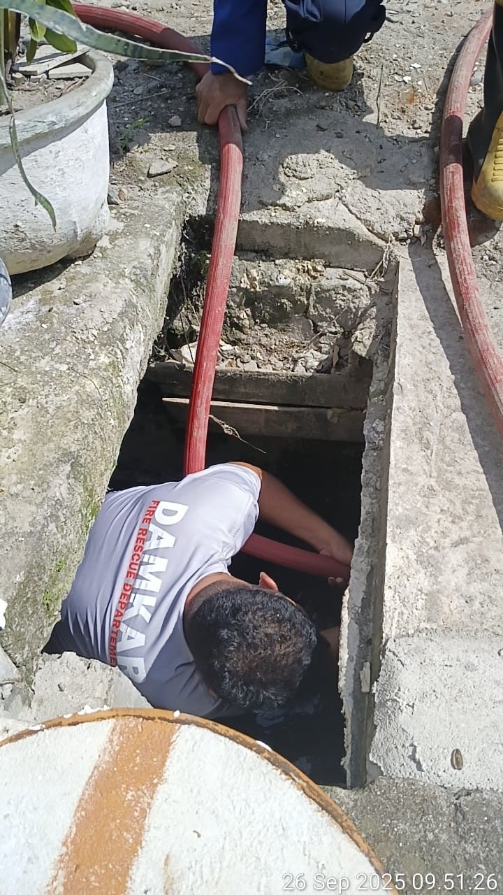 Personil Dinas Pemadam Kebakaran dan Penyelamatan melaksanakan giat LIBAS (Lihat sumBat gaS) di Jl.