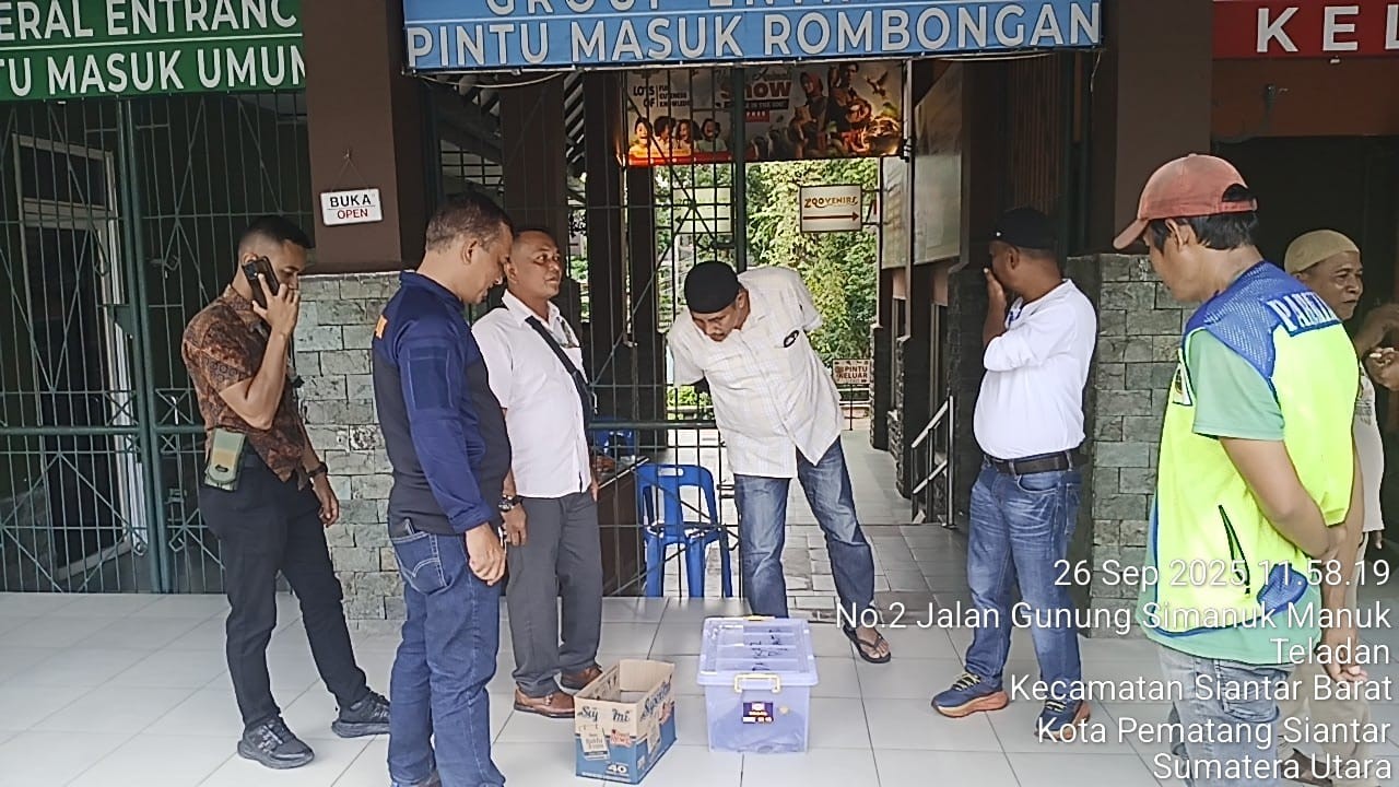Personil Dinas Pemadam Kebakaran dan Penyelamatan berhasil mengevakuasi seekor ular di Jl. Medan