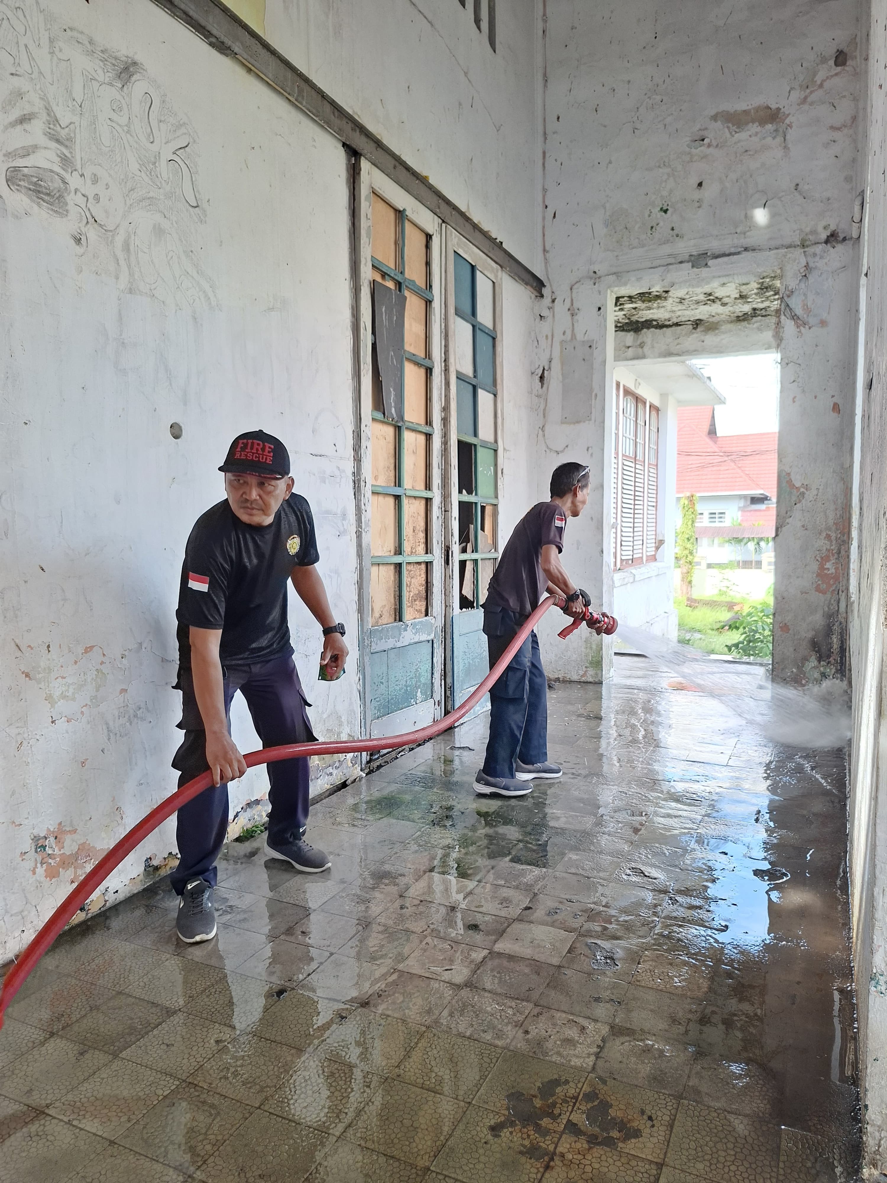 Personil Dinas Pemadam Kebakaran dan Penyelamatan melaksanakan giat LIBAS (Lihat sumBat gaS) di Gedu