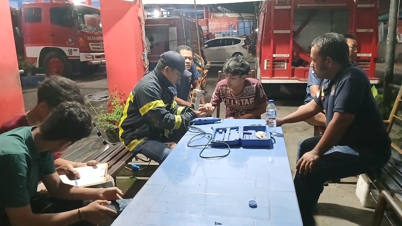 Personil Dinas Pemadam Kebakaran dan Penyelamatan berhasil melaksanakan pelepasan cincin dari jari s