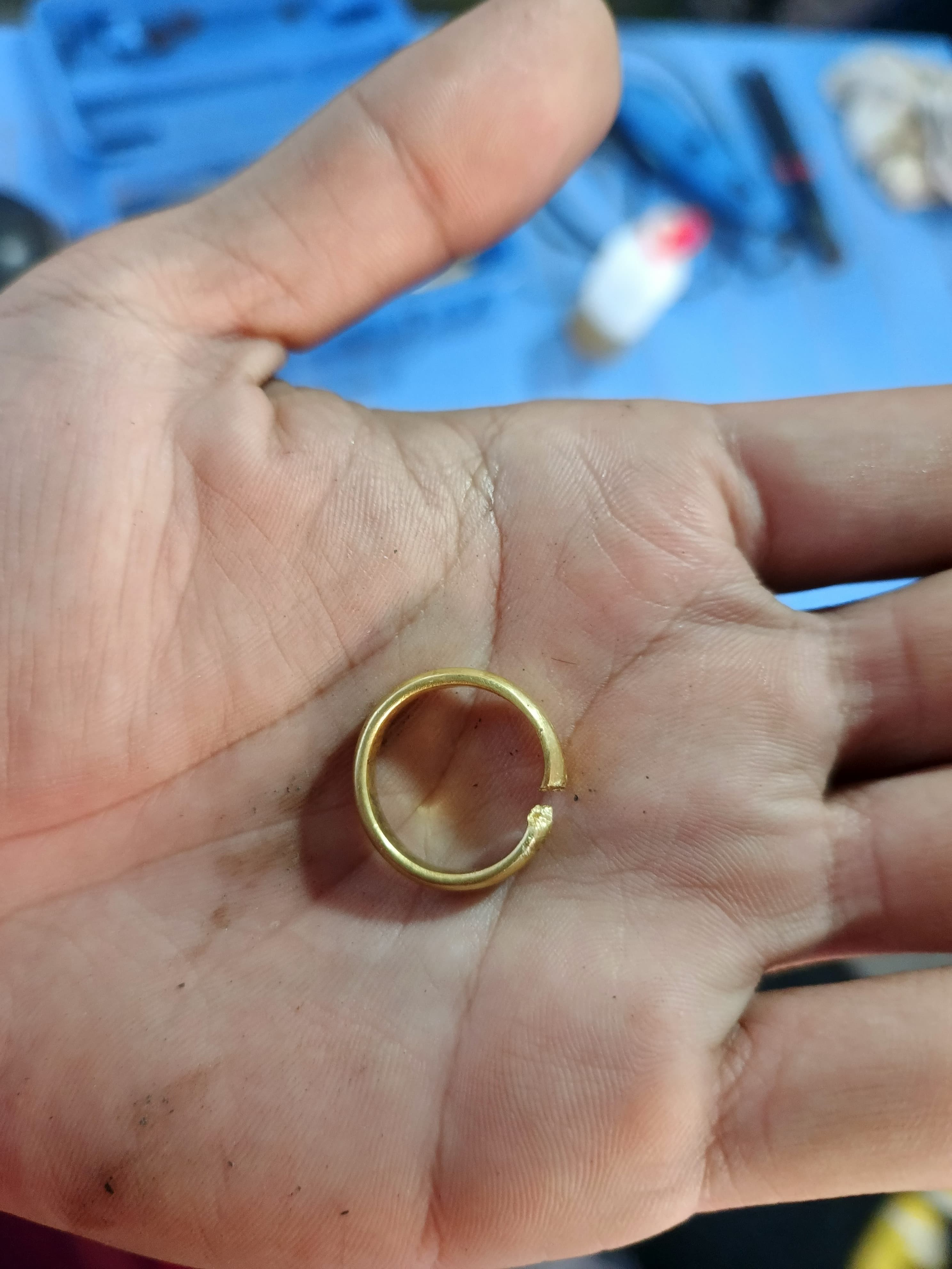 Personil Dinas Pemadam Kebakaran dan Penyelamatan berhasil melaksanakan pelepasan cincin dari jari s