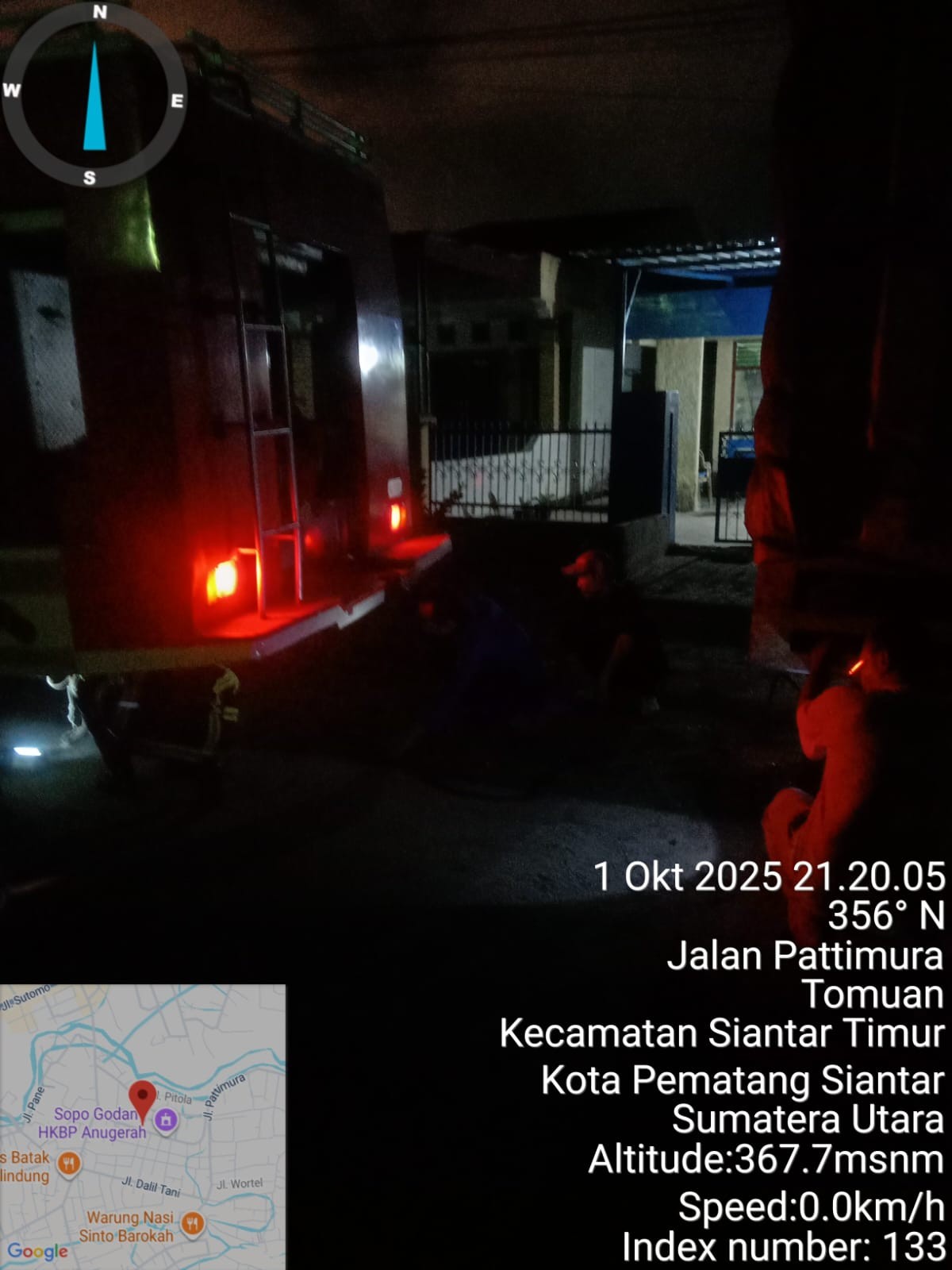 Personil Dinas Pemadam Kebakaran dan Penyelamatan berhasil mengevakuasi mobil terperosok di  Jl. Pat