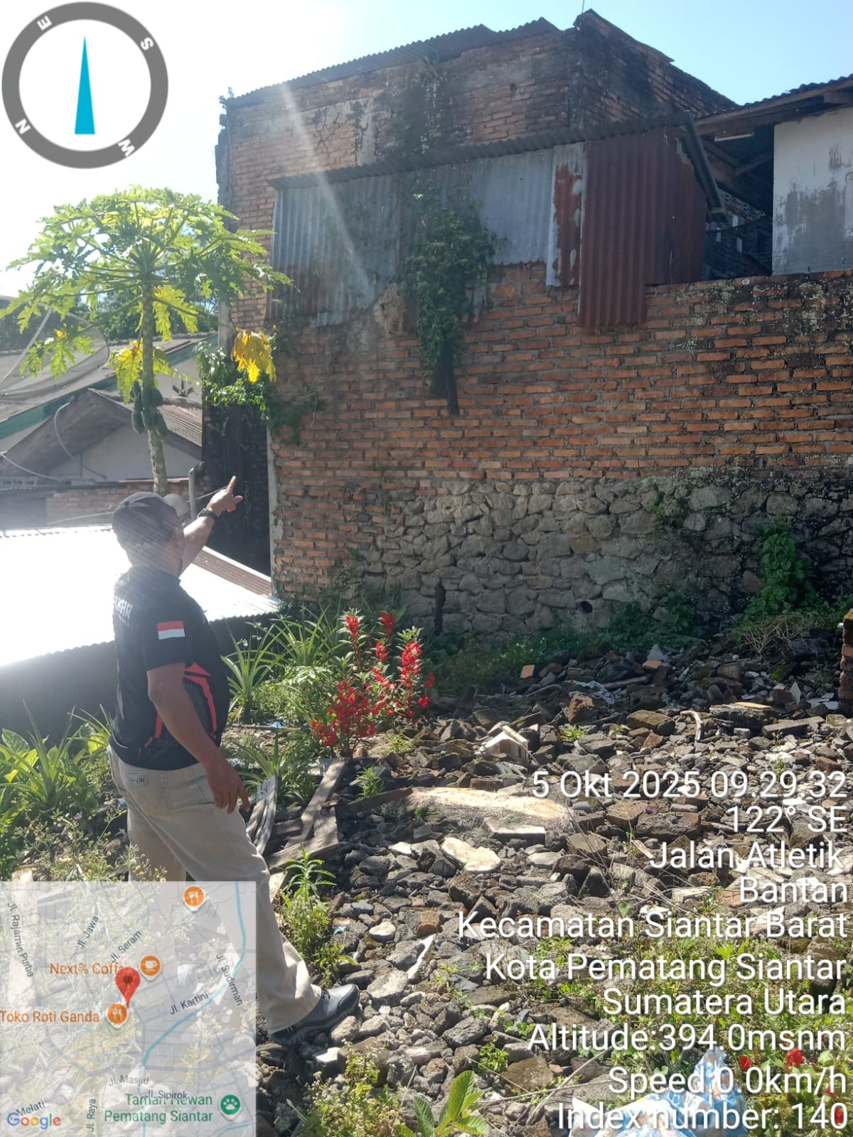 Personil Dinas Pemadam Kebakaran dan Penyelamatan berhasil mengevakuasi sarang tawon di Jl. Kiyai